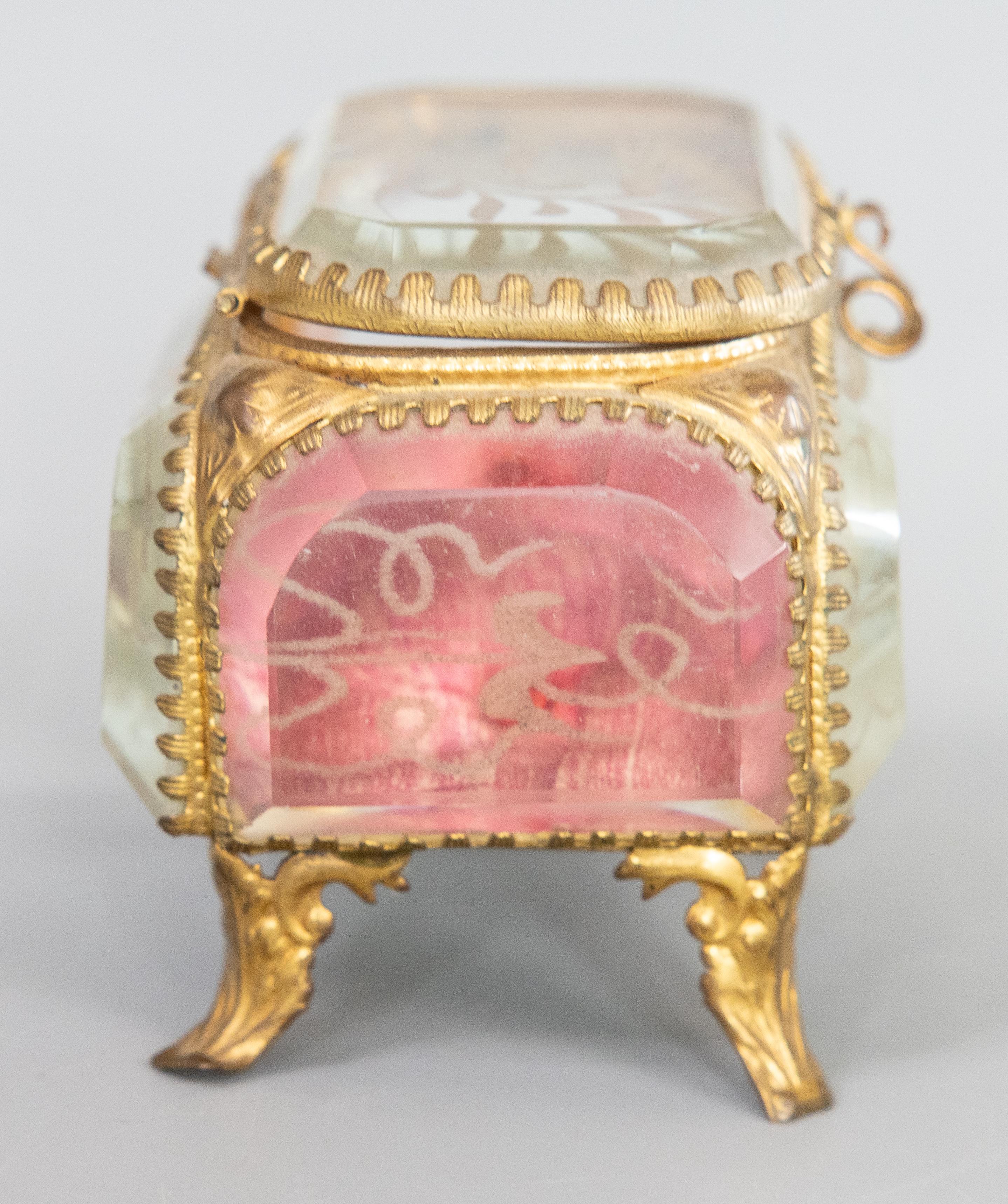Antigua Caja de Baratijas Francesa de Cristal Biselado Ormolu del Siglo XIX Francés en venta