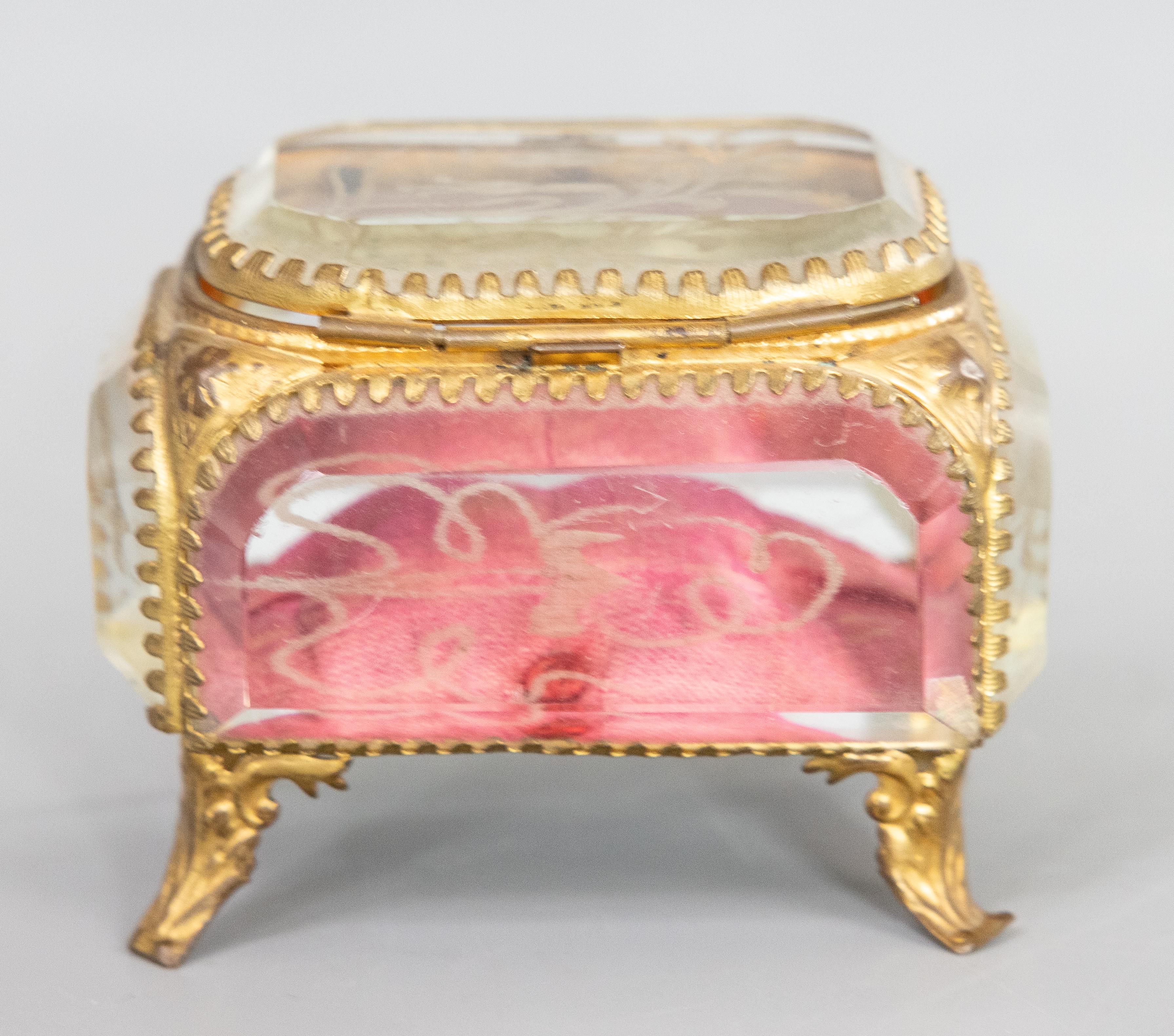 Antigua Caja de Baratijas Francesa de Cristal Biselado Ormolu del Siglo XIX Grabado en venta