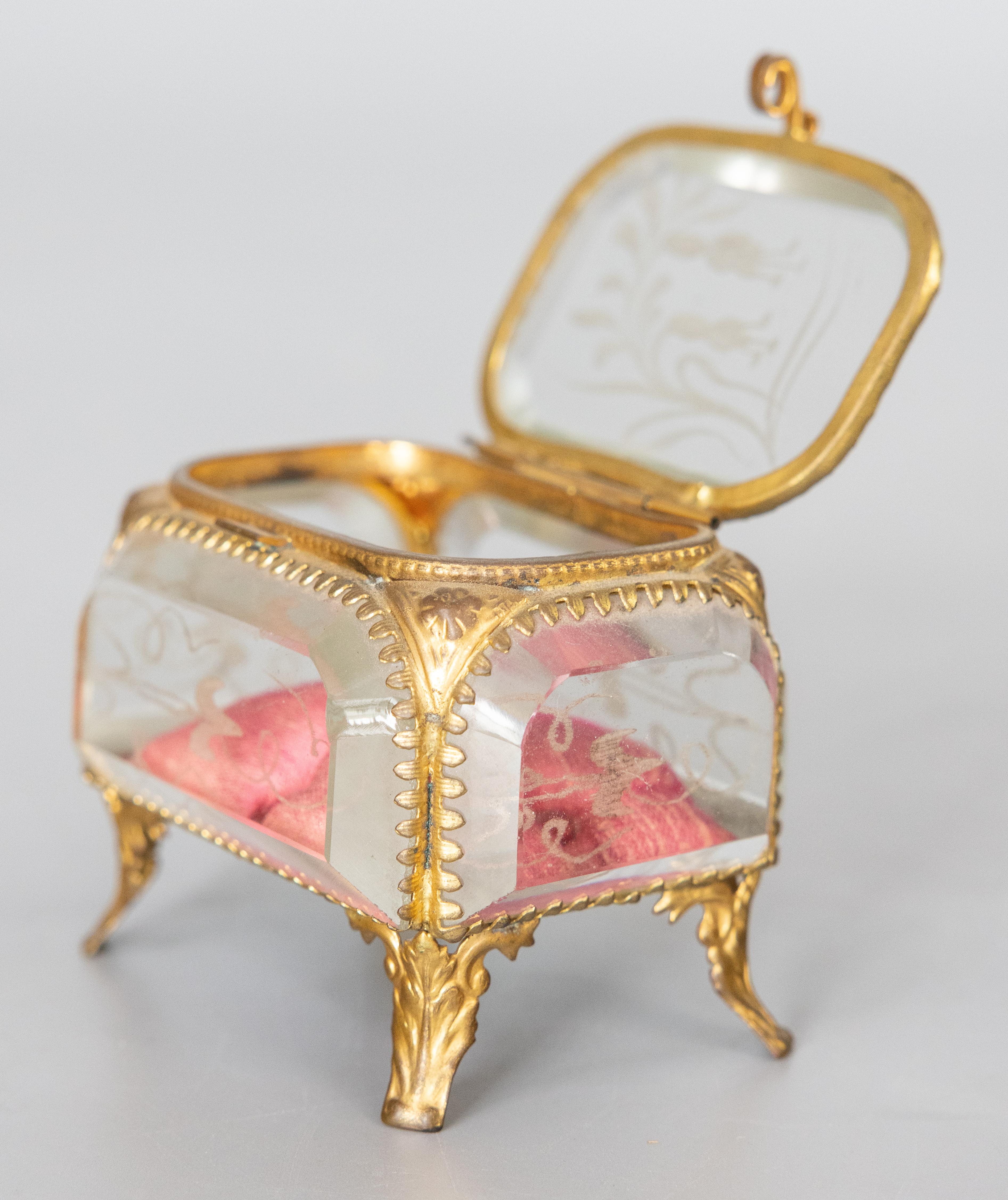 Antigua Caja de Baratijas Francesa de Cristal Biselado Ormolu del Siglo XIX siglo XIX en venta