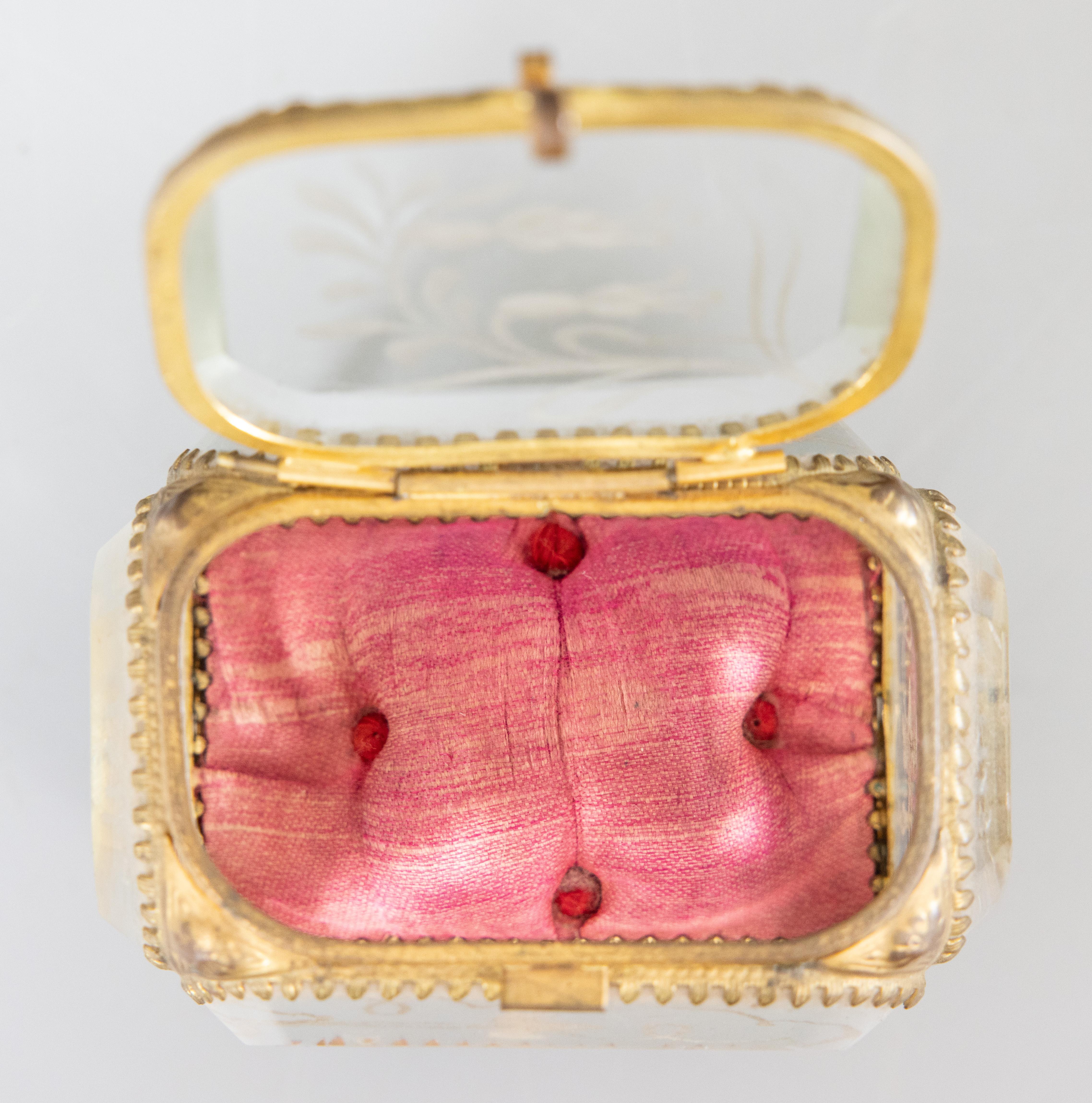 Antigua Caja de Baratijas Francesa de Cristal Biselado Ormolu del Siglo XIX Seda en venta