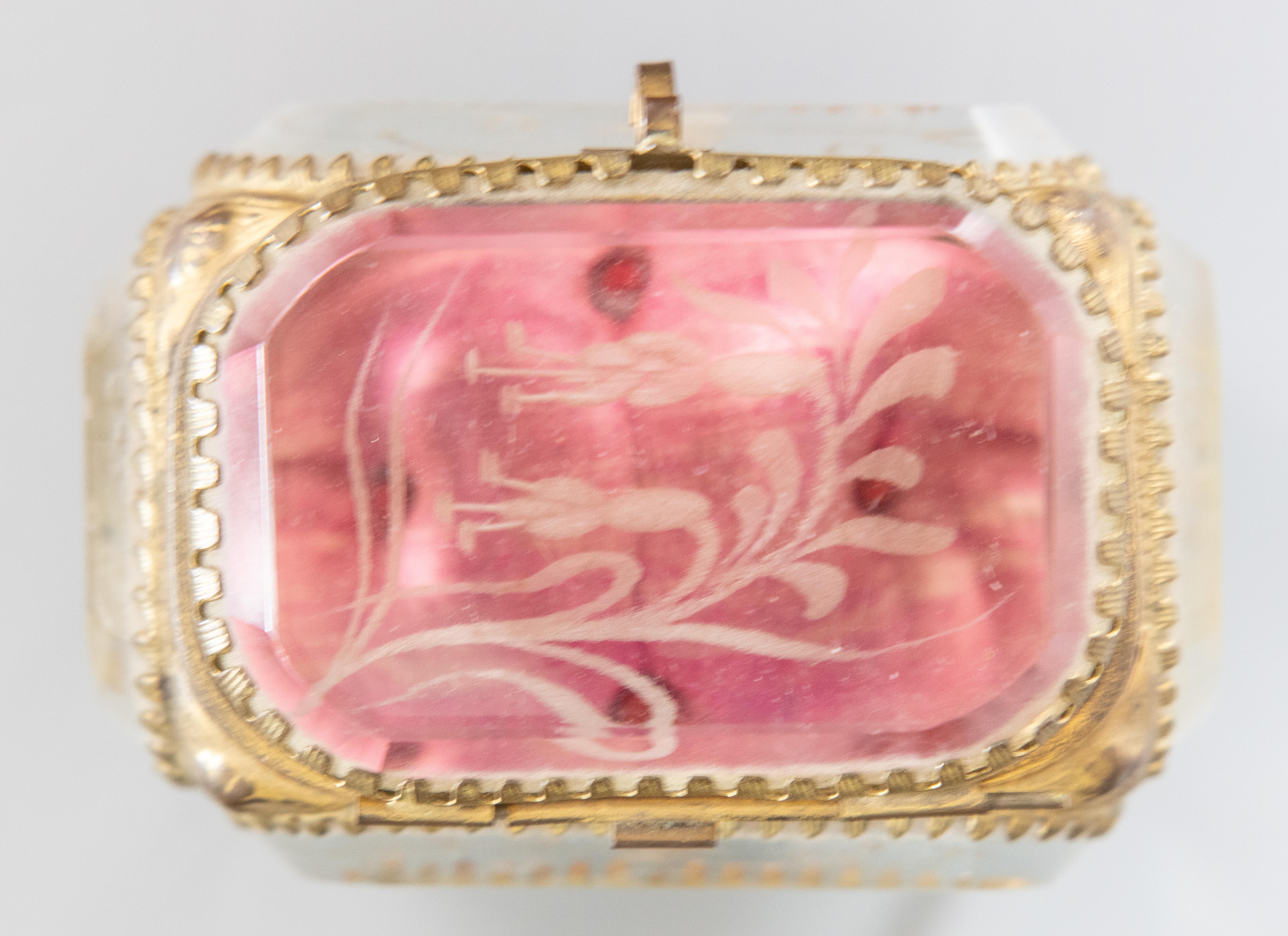 Antigua Caja de Baratijas Francesa de Cristal Biselado Ormolu del Siglo XIX en venta 1