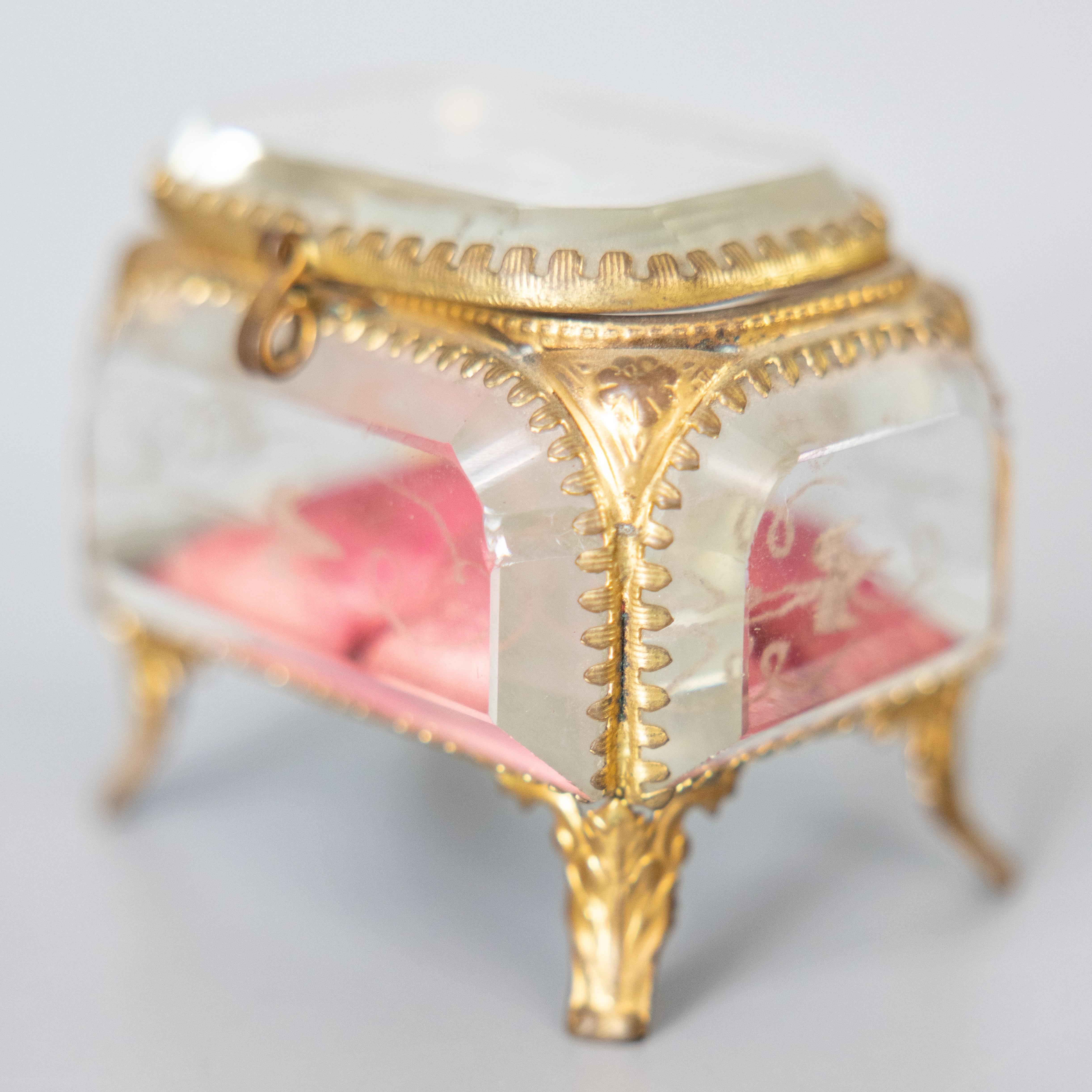 Antigua Caja de Baratijas Francesa de Cristal Biselado Ormolu del Siglo XIX en venta 2