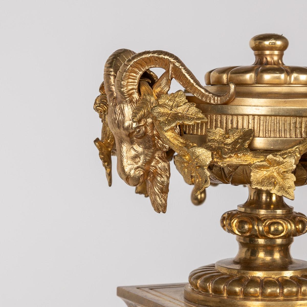 Antike französische Goldbronze-Bronze-Garnitur des 19. Jahrhunderts, G. J. Levy, Paris um 1870 im Angebot 1
