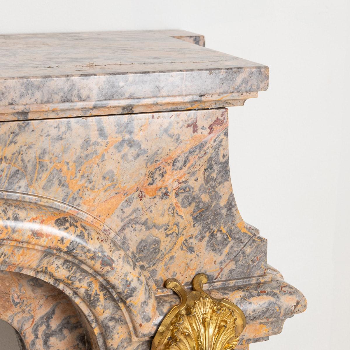 Antiker französischer Goldbronze-Montierter Caravaggio-Marmorkamin aus dem 19. Jahrhundert, um 1880 im Angebot 5