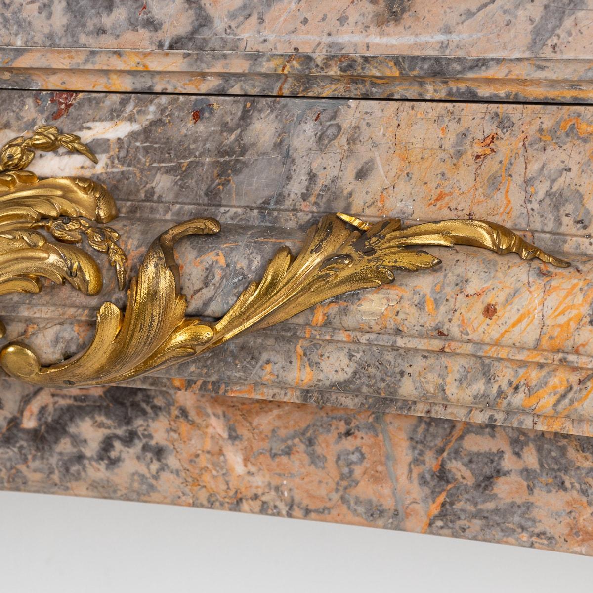 Antiker französischer Goldbronze-Montierter Caravaggio-Marmorkamin aus dem 19. Jahrhundert, um 1880 im Angebot 1
