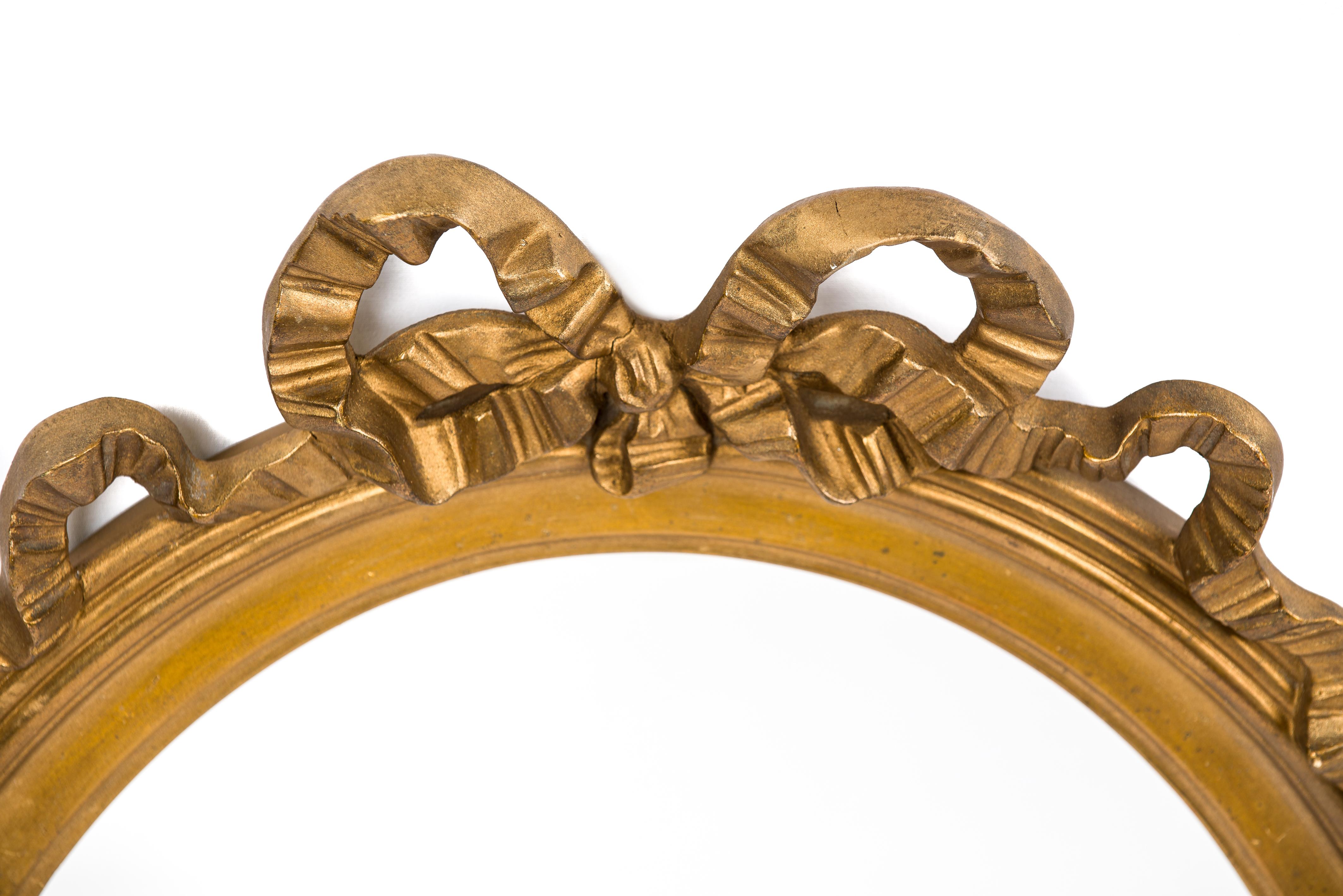Français Paire de miroirs ovales français anciens du 19ème siècle en or doré avec ruban en forme de nœud papillon en vente