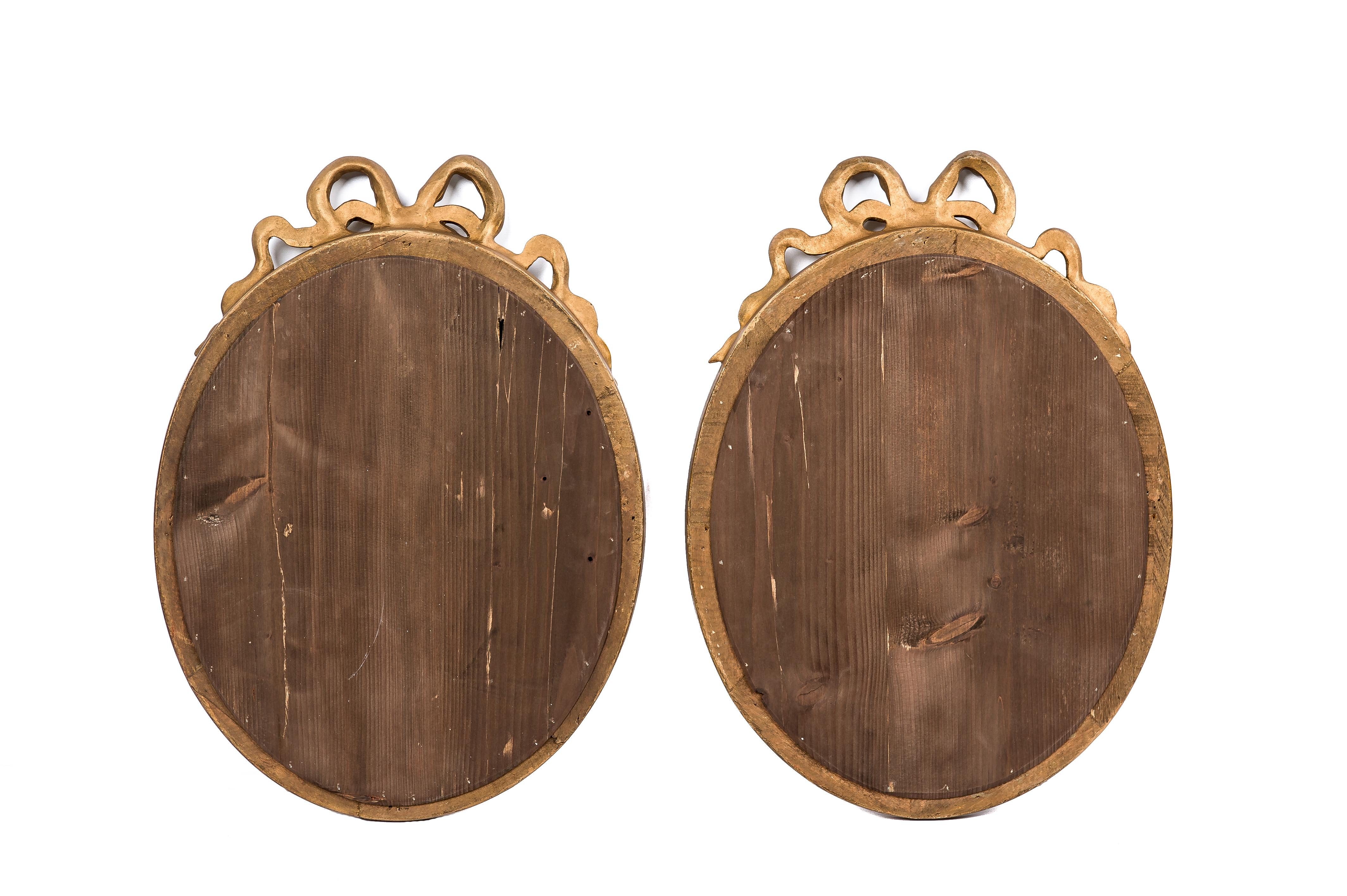 XIXe siècle Paire de miroirs ovales français anciens du 19ème siècle en or doré avec ruban en forme de nœud papillon en vente