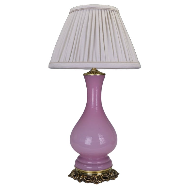 Lampe de table antique du XIXe siècle en verre opalin rose français, de forme balustre