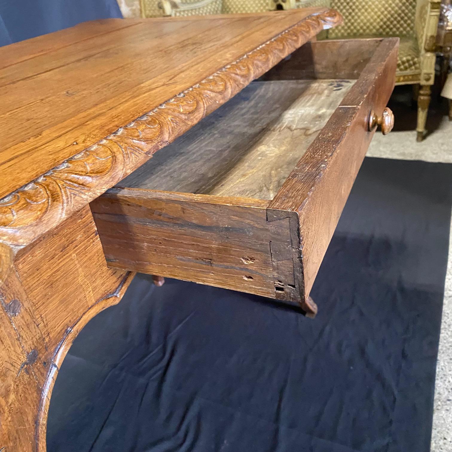 Noyer Table d'appoint ou petit bureau provincial français du 19ème siècle en vente