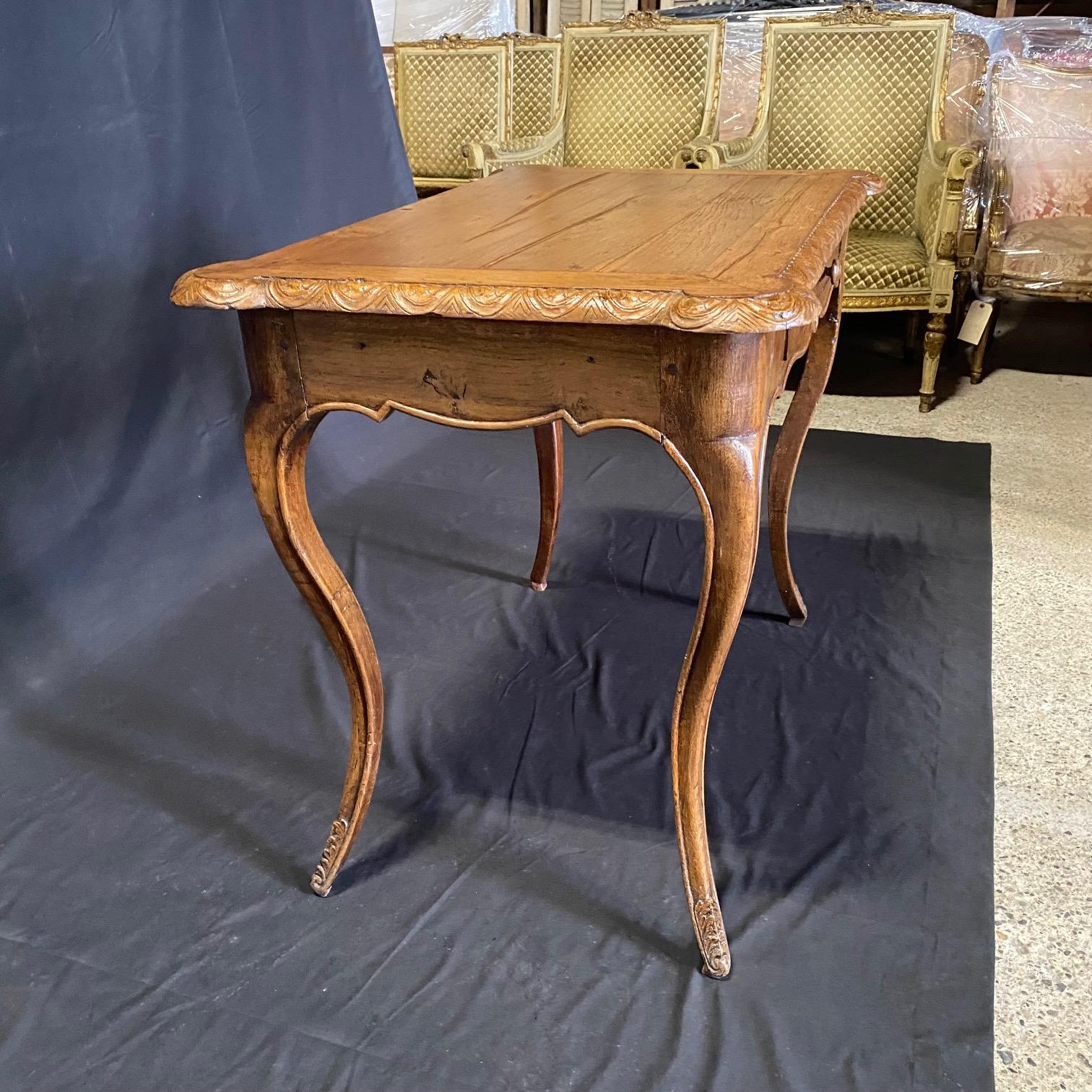 Table d'appoint ou petit bureau provincial français du 19ème siècle en vente 1