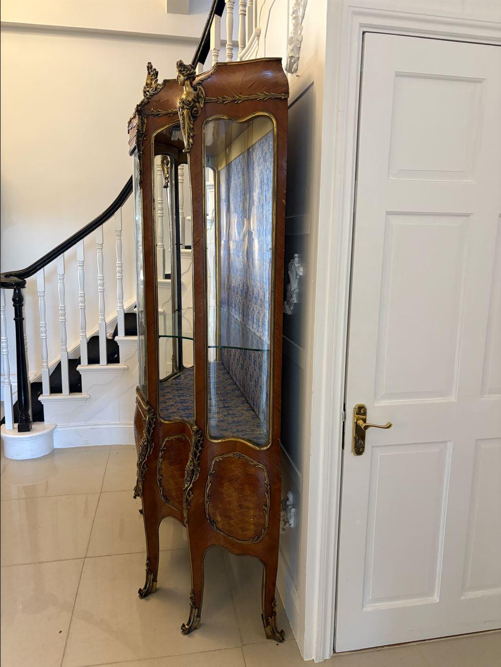 Ancienne vitrine à monture en bronze doré de qualité française du 19e siècle en vente 4