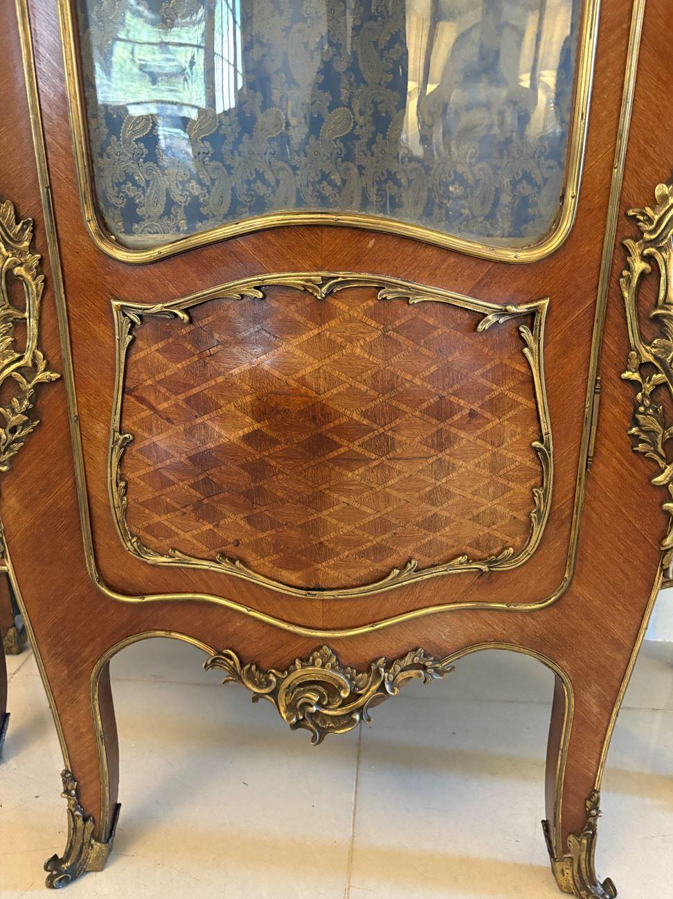 Ancienne vitrine à monture en bronze doré de qualité française du 19e siècle en vente 5