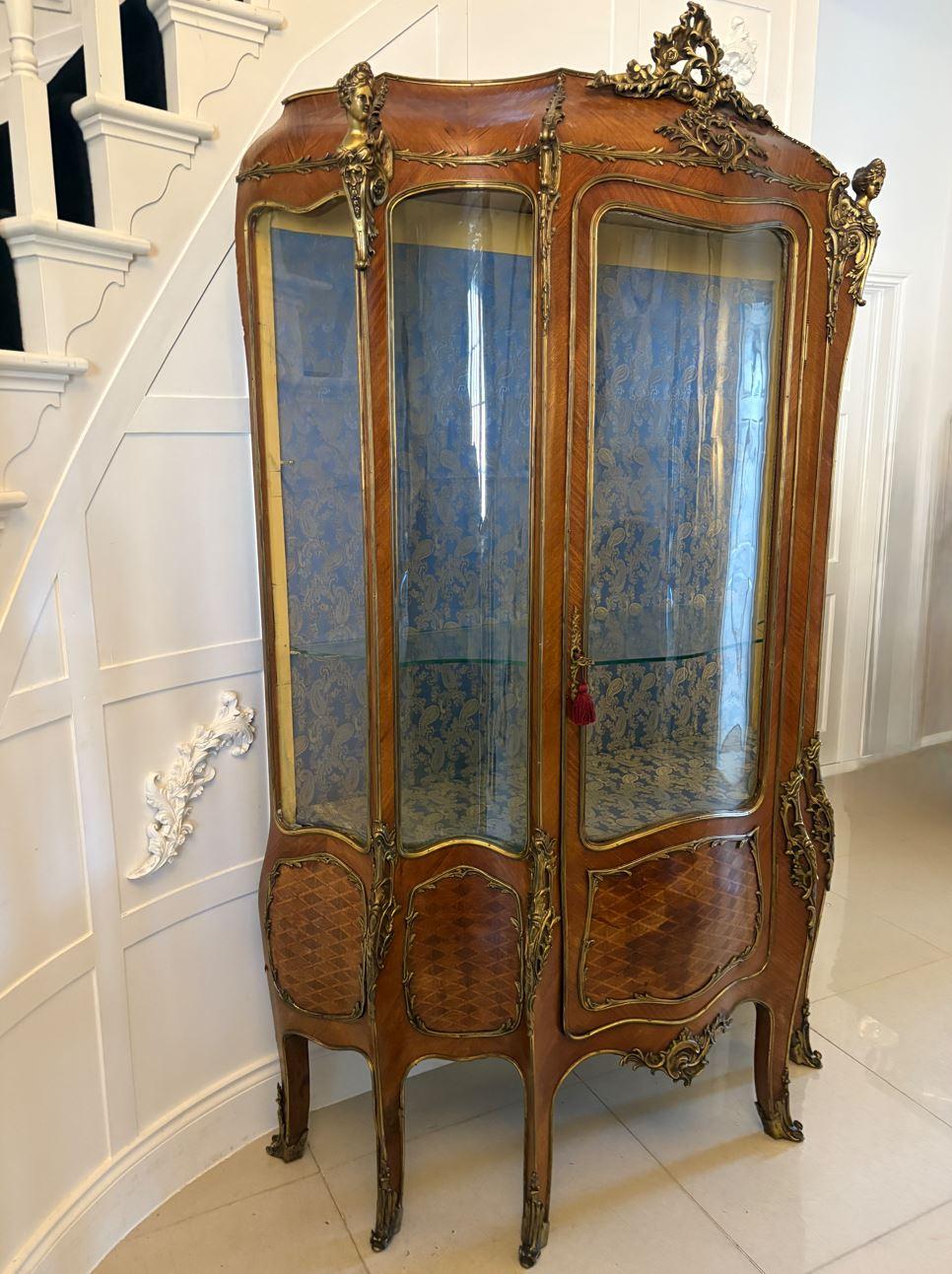 Français Ancienne vitrine à monture en bronze doré de qualité française du 19e siècle en vente