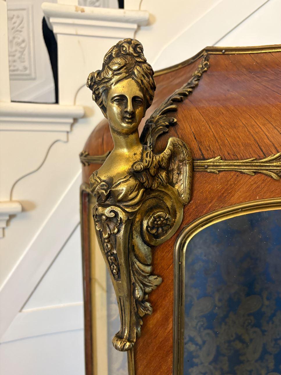 XIXe siècle Ancienne vitrine à monture en bronze doré de qualité française du 19e siècle en vente