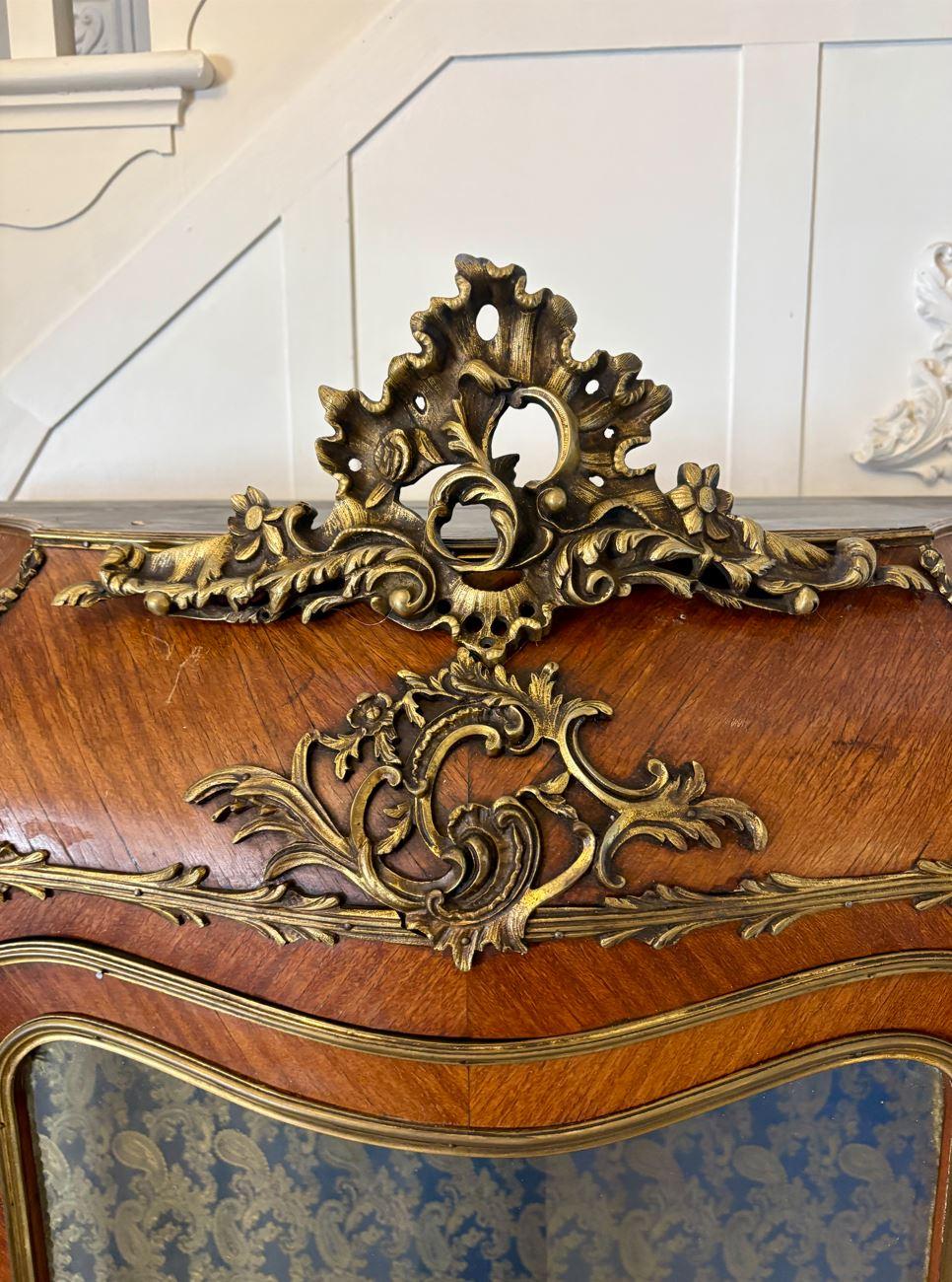 Autre Ancienne vitrine à monture en bronze doré de qualité française du 19e siècle en vente