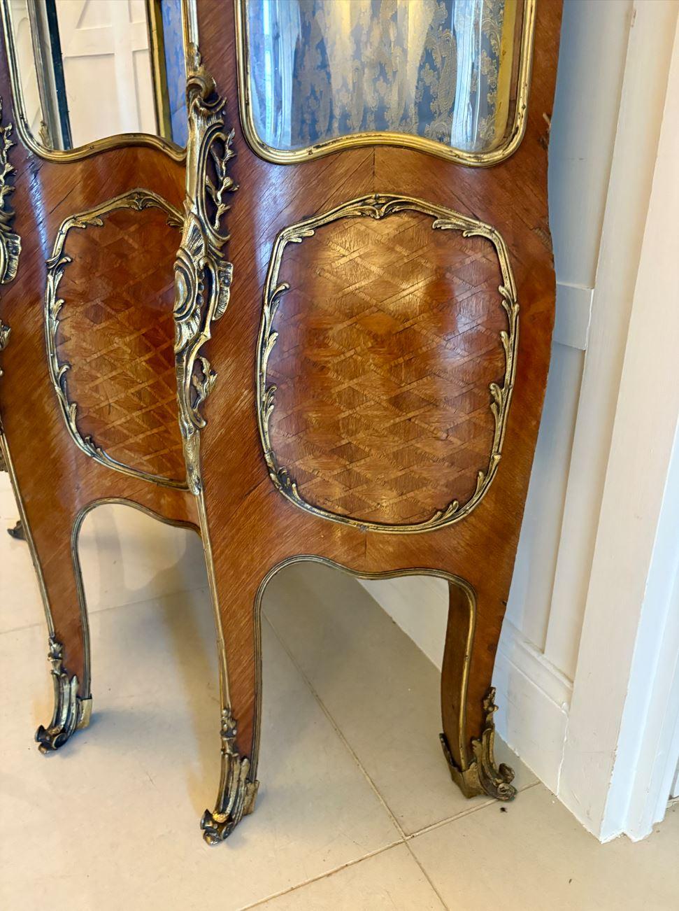 Ancienne vitrine à monture en bronze doré de qualité française du 19e siècle en vente 3