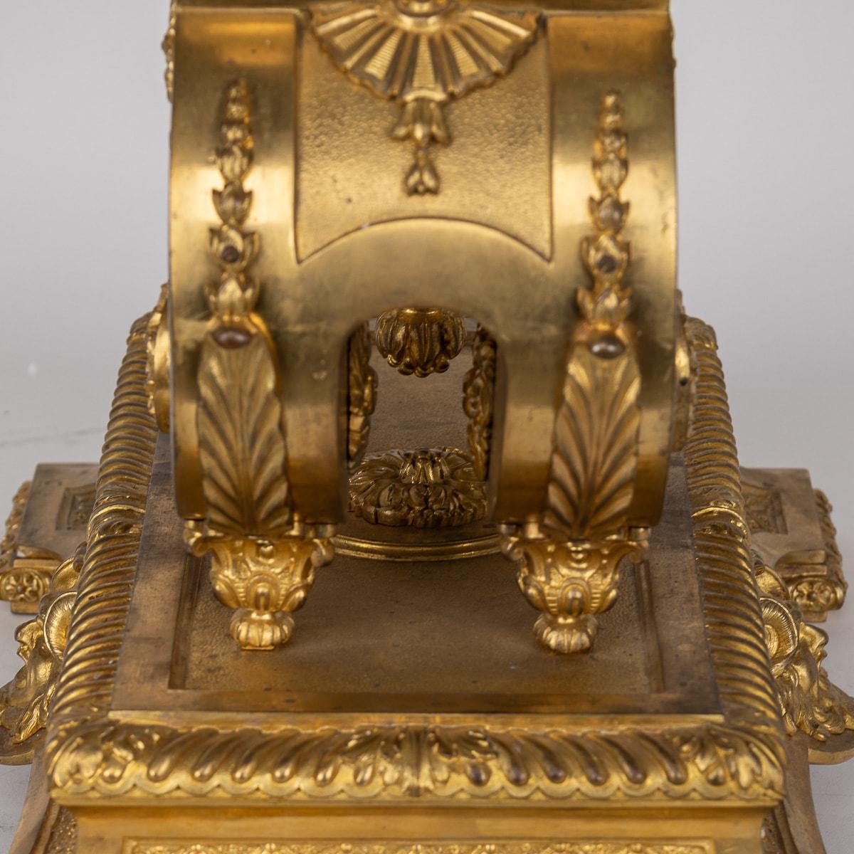 Horloge ancienne de style Régence française du 19ème siècle en bronze doré, Thuret A Paris en vente 13