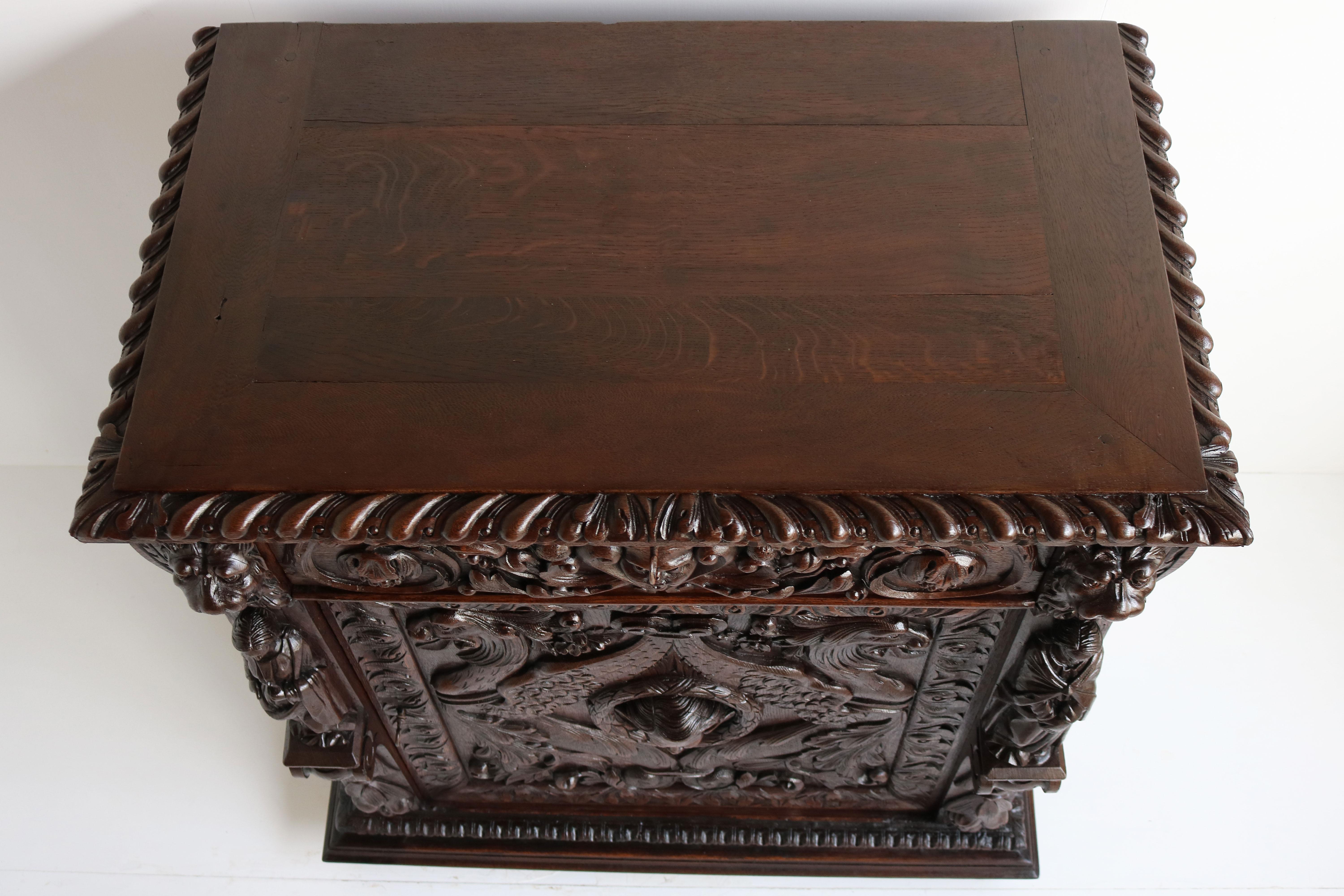 Antiker französischer Renaissance-Revival-Schrank mit Löwen und Drachen aus geschnitzter Eiche, 19. Jahrhundert 4