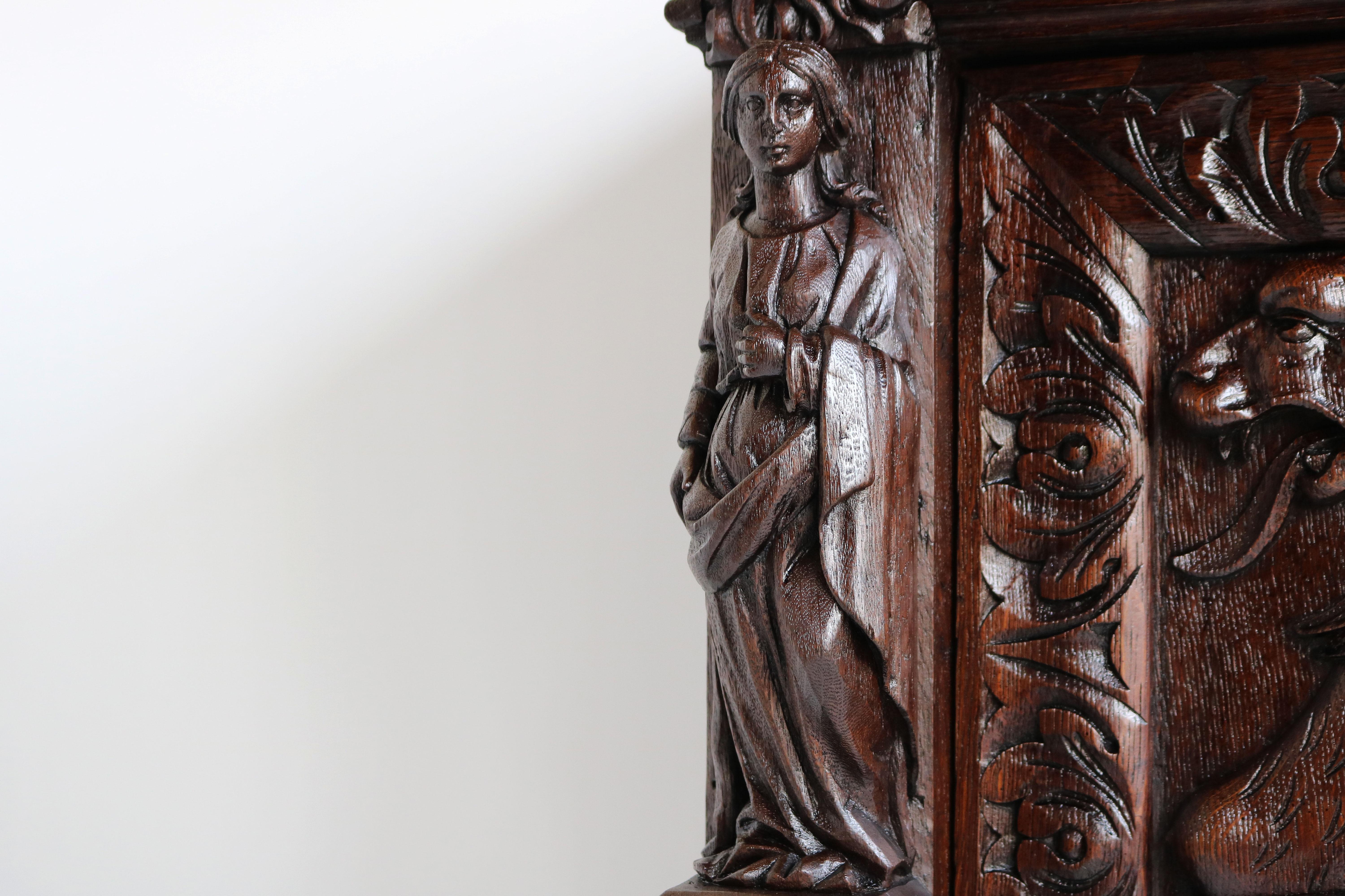Exquisite richly carved 19th century French Renaissance Revival cabinet in solid oak. 
Marvelous carvings with numerous decorations, museum quality antique. 
The cabinet has been carved by a master carver and is richly carved with breathtaking