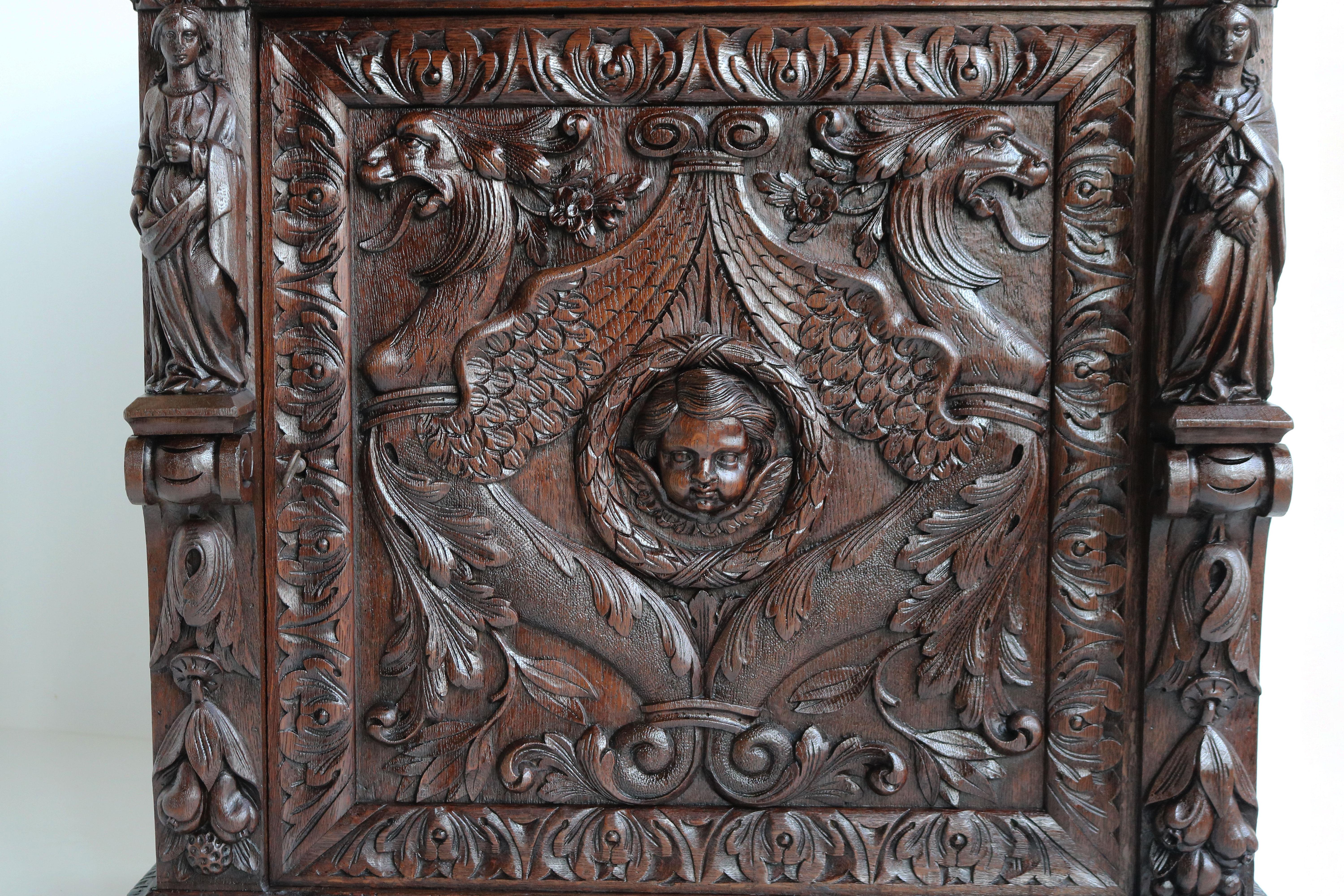 Antique 19th Century French Renaissance Revival Cabinet Lions Dragons Carved Oak In Good Condition In Ijzendijke, NL