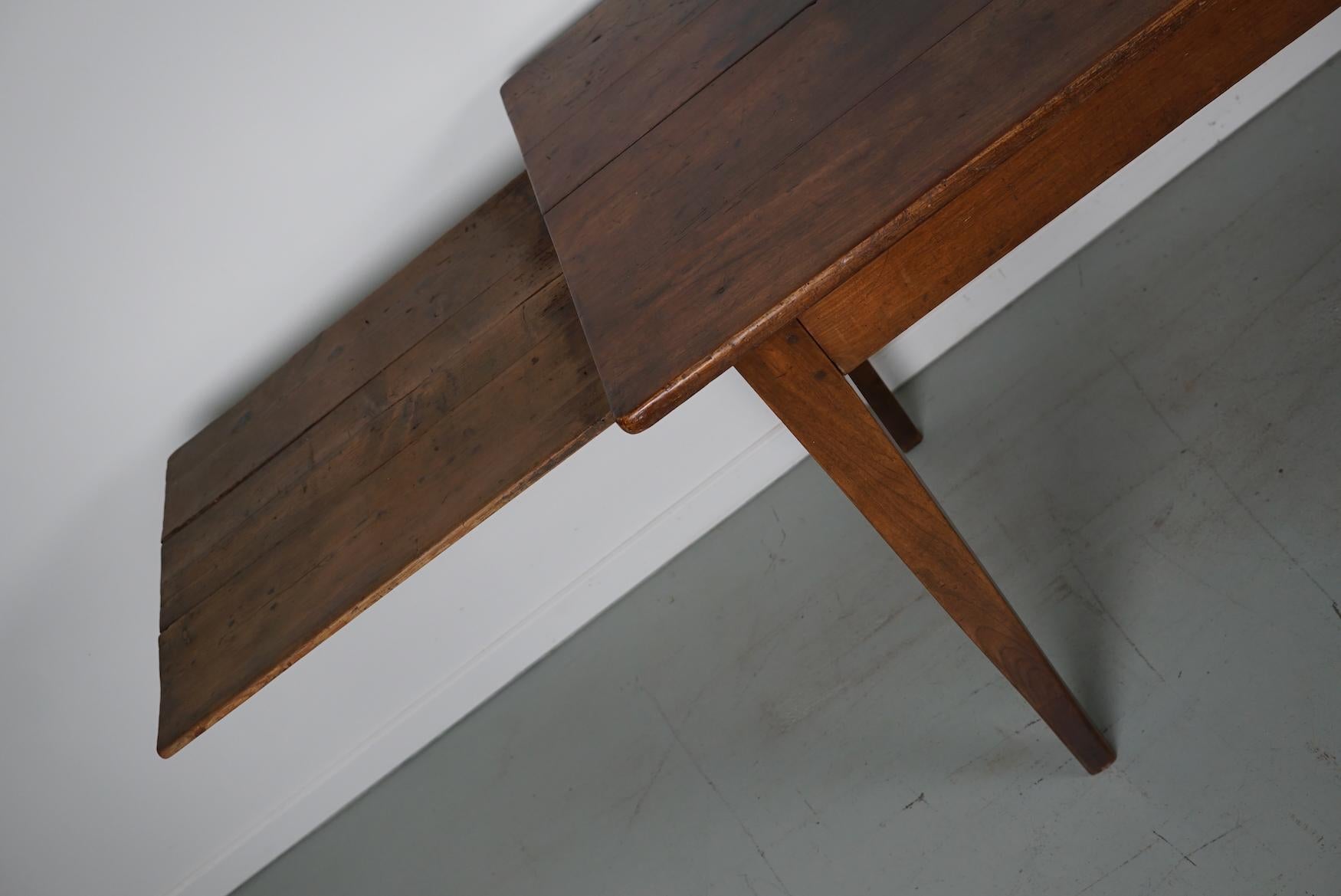 Ancienne table à manger rustique française du 19ème siècle en bois fruitier de ferme en vente 8