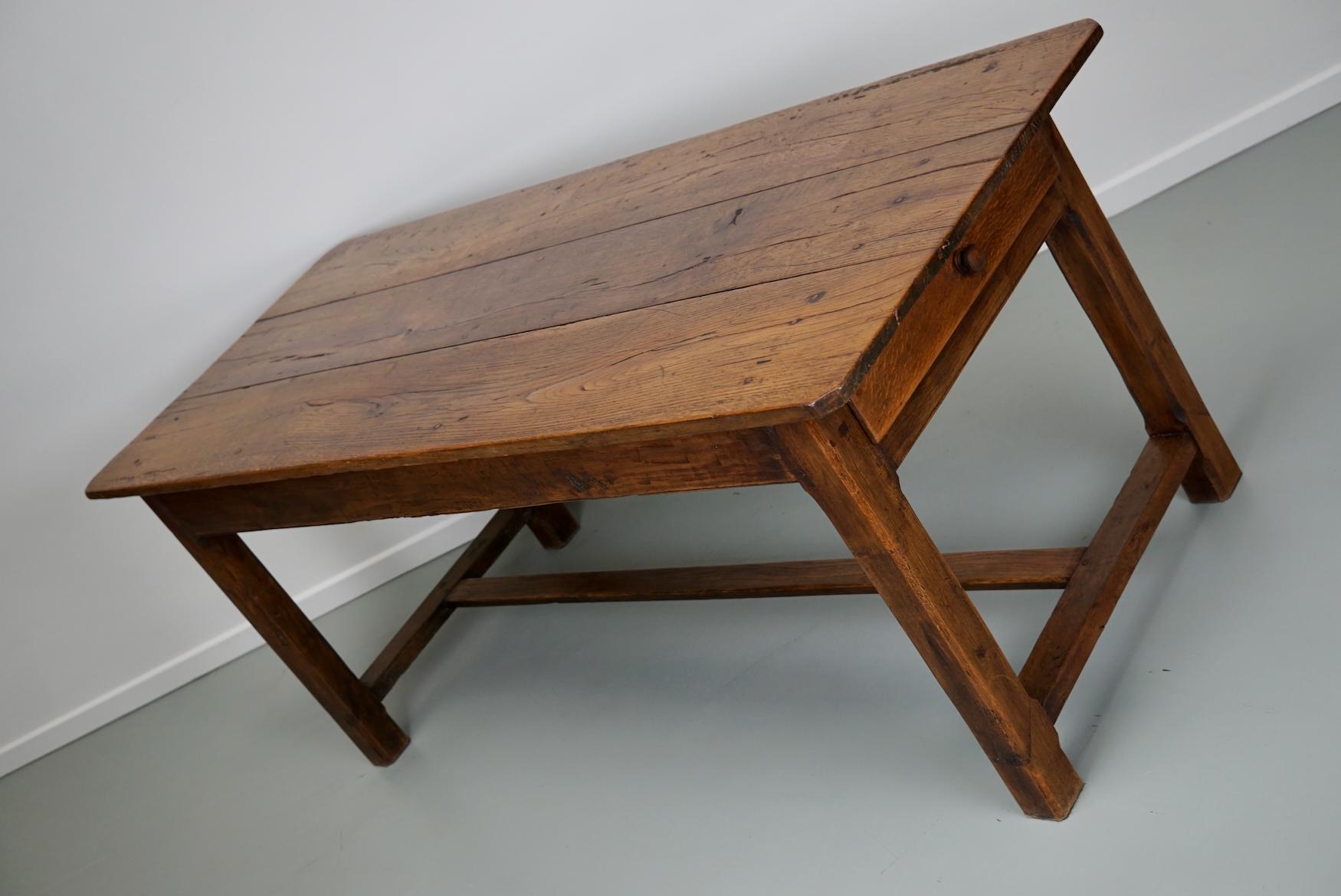 Cette élégante table a été fabriquée dans le sud de la France au milieu du XIXe siècle. Le plateau de la table est constitué de trois grandes plaques de bois. La table a été fabriquée en chêne et en châtaignier massifs avec de magnifiques veinures.
