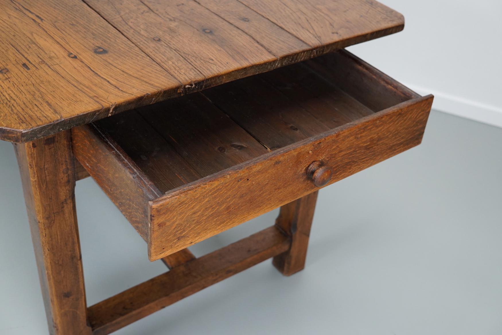 Chêne Table de salle à manger rustique française du 19ème siècle en chêne et châtaignier en vente