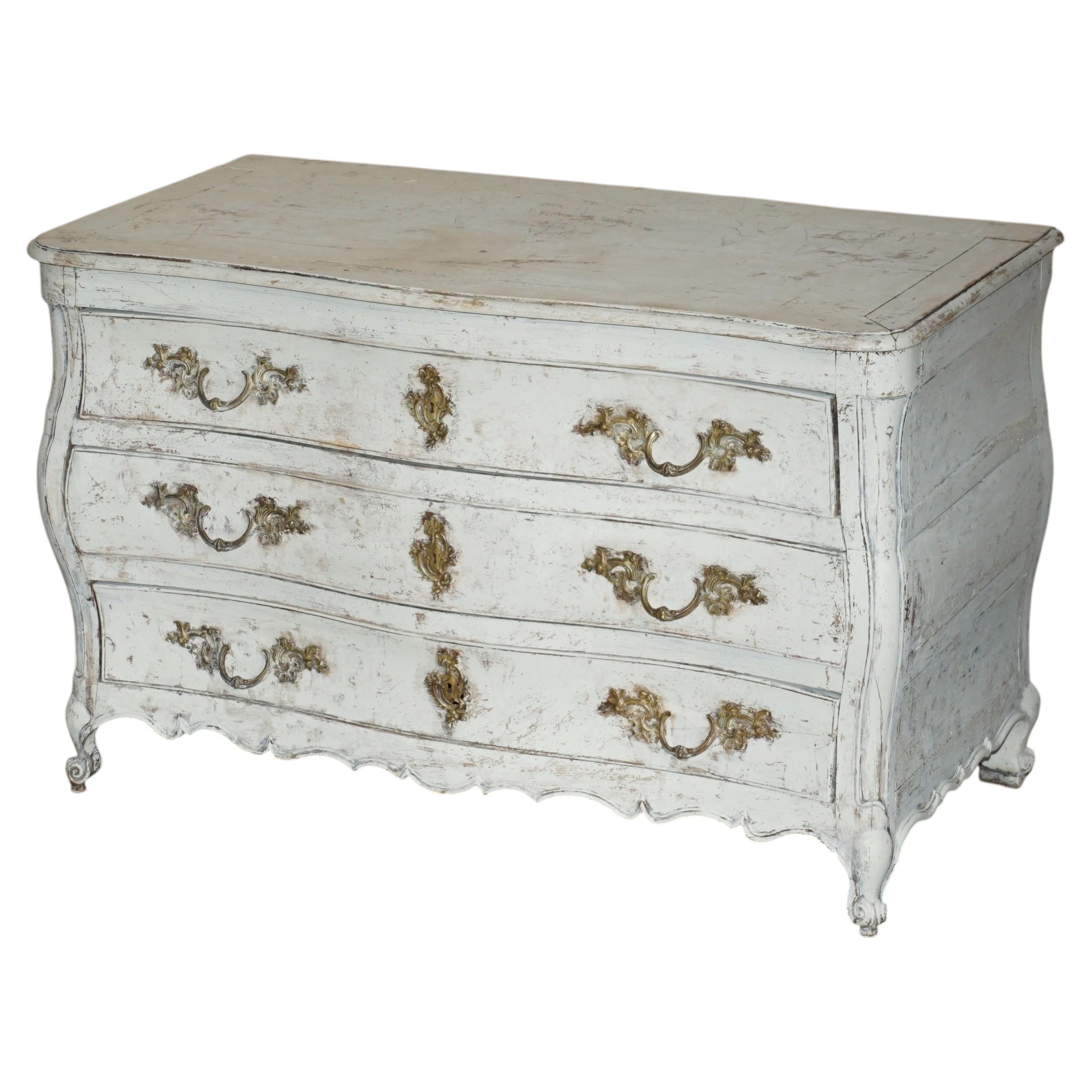 COMODE ANTIQUE FRANÇAISE DU XIXe SIÈCLE, DE STYLE LOUIS XV, DE FORME SERPENTINE ET PEINTE en vente