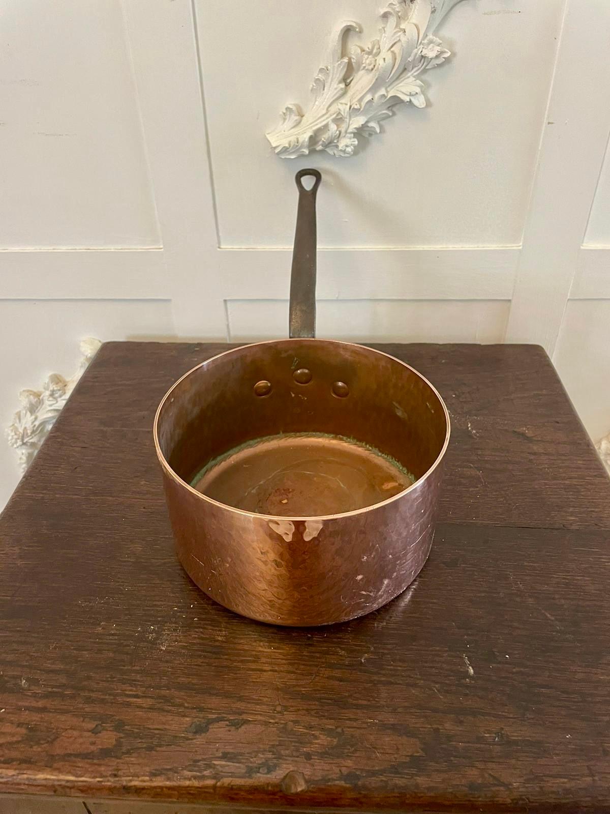 Ensemble de quatre casseroles en cuivre de forme circulaire avec une base en cuivre tempéré, des poignées en fer avec des rivets en cuivre et des trous de suspension.  Elles sont plus lourdes qu'une casserole en cuivre moyenne.

En très bon état