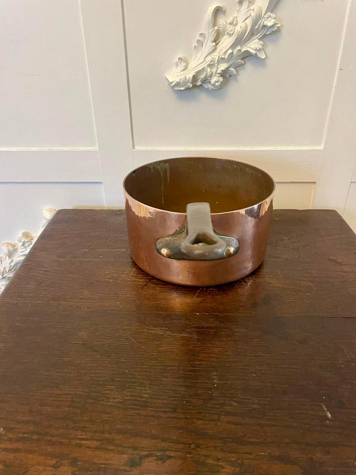 Ensemble ancien de quatre casseroles en cuivre de forme circulaire du 19e siècle, avec une base en cuivre tempéré, des poignées en fer avec des rivets en cuivre et des trous de suspension.  Elles sont plus lourdes qu'une casserole en cuivre
