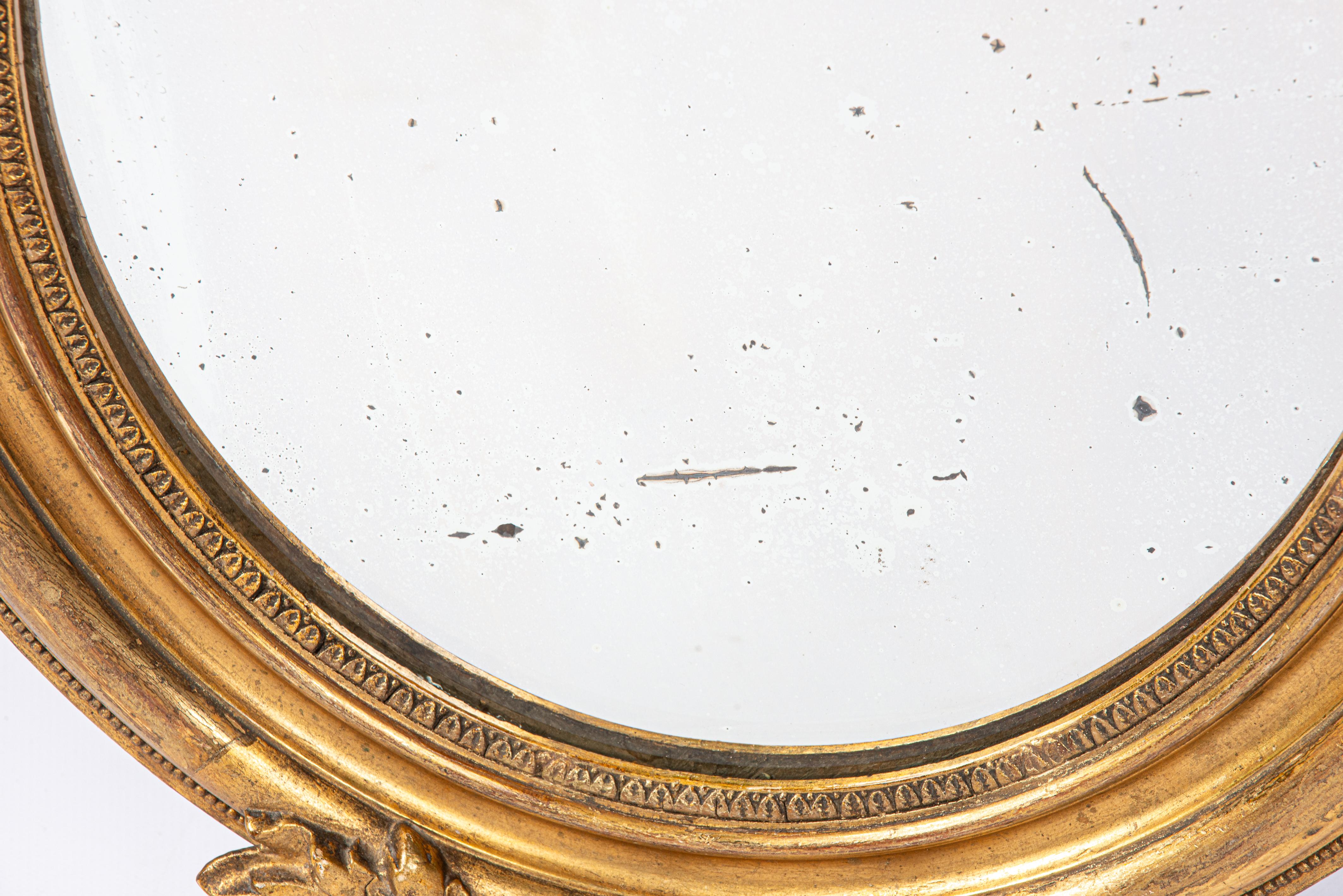 Antiker französischer kleiner ovaler vergoldeter Louis-Philipe-Spiegel des 19. Jahrhunderts mit Wappen (Französisch) im Angebot