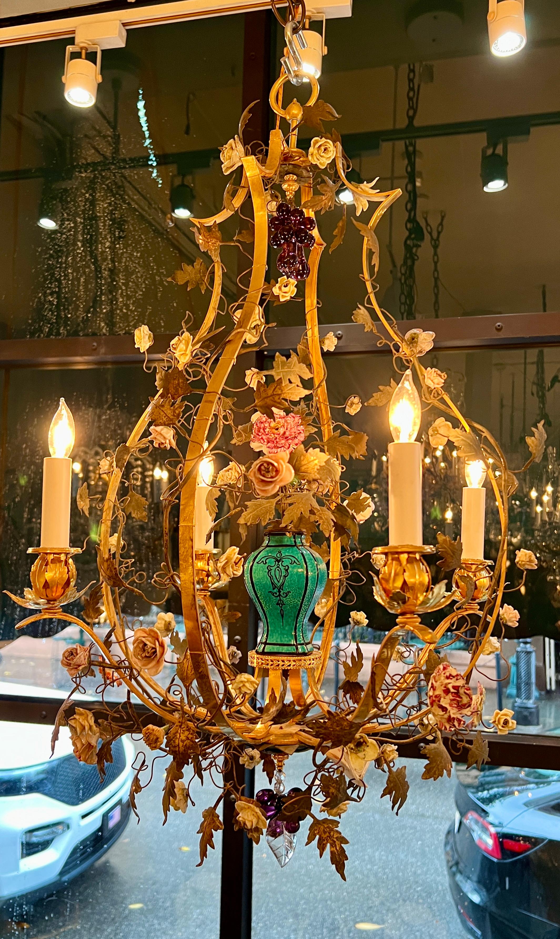Antiker französischer Kronleuchter aus Zinn und „Saxe“-Porzellan mit Blumen aus dem 19. Jahrhundert.
Hübsche Porzellanblumen in verschiedenen Farben mit einer tealfarbenen Porzellanvase