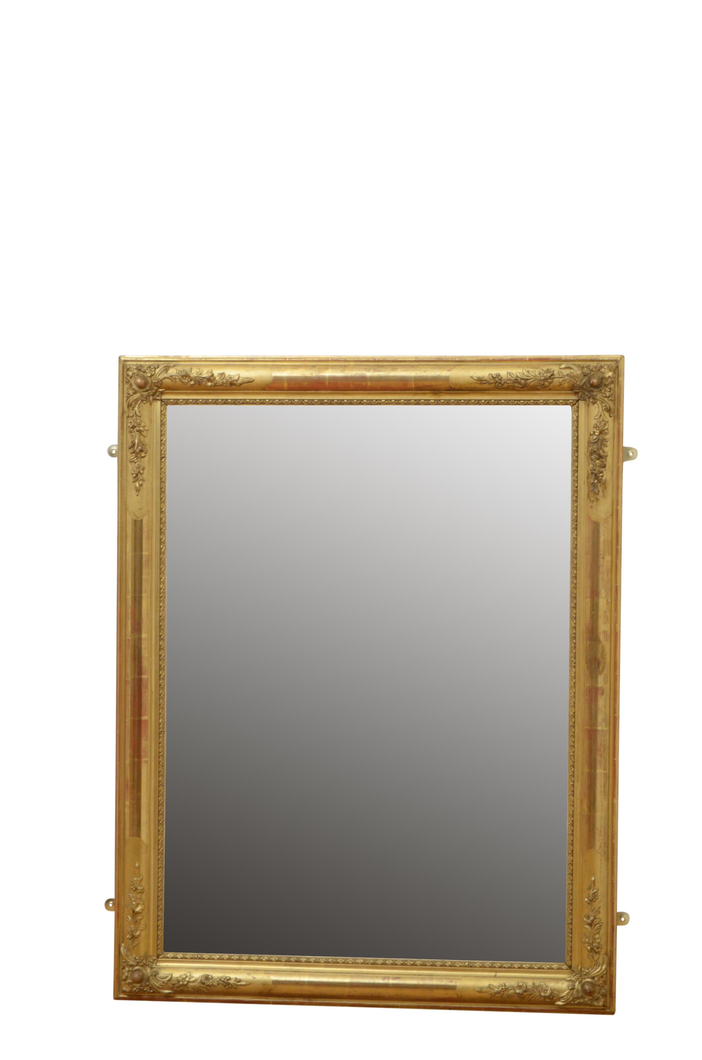 P0172 Très beau miroir mural ancien en bois doré de forme polyvalente, pouvant être suspendu horizontalement ou verticalement, avec verre de remplacement dans un cadre moulé et doré avec des coins décorés de fleurs. Ce miroir ancien a conservé sa