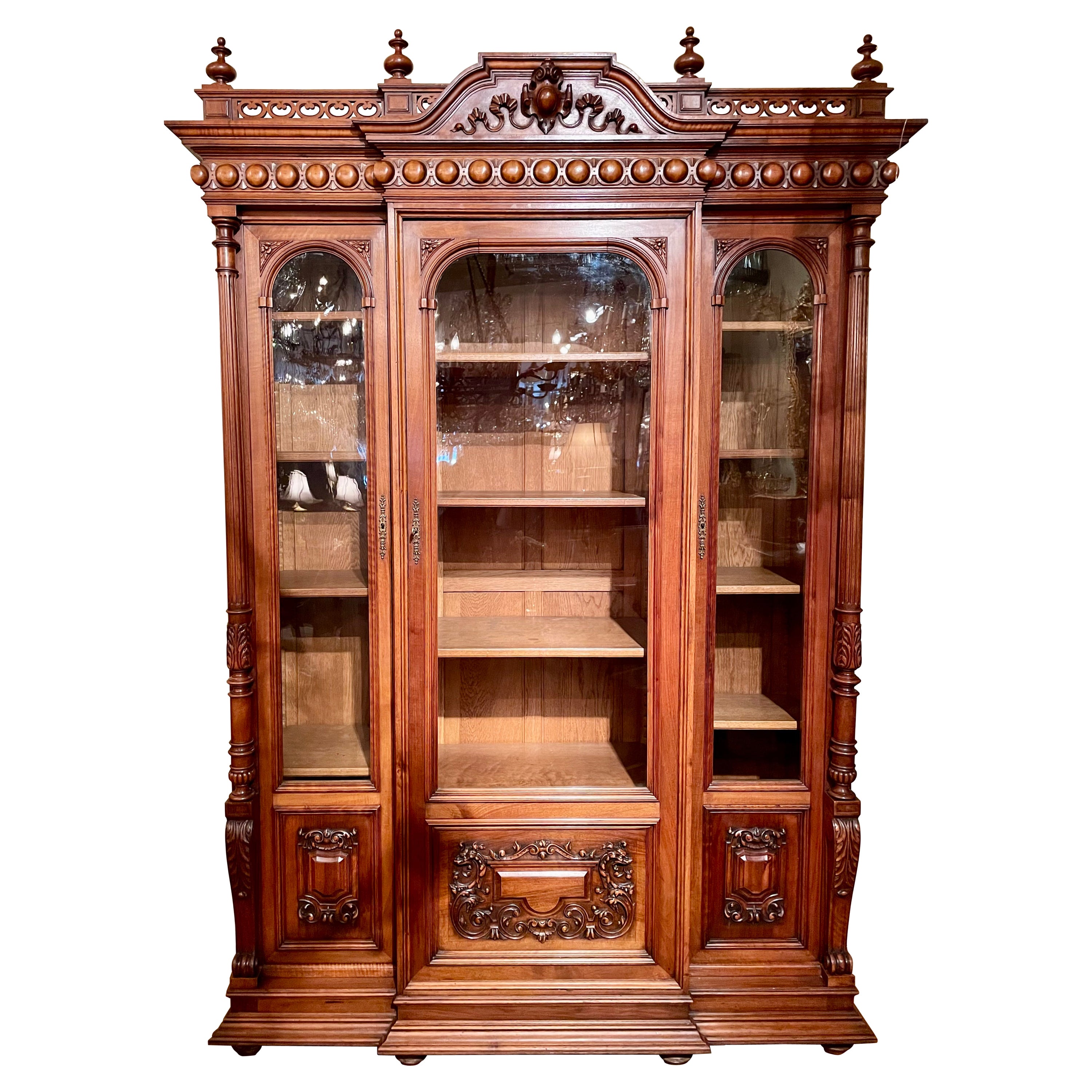 Antique French Walnut Cabinet del XIX secolo. in vendita
