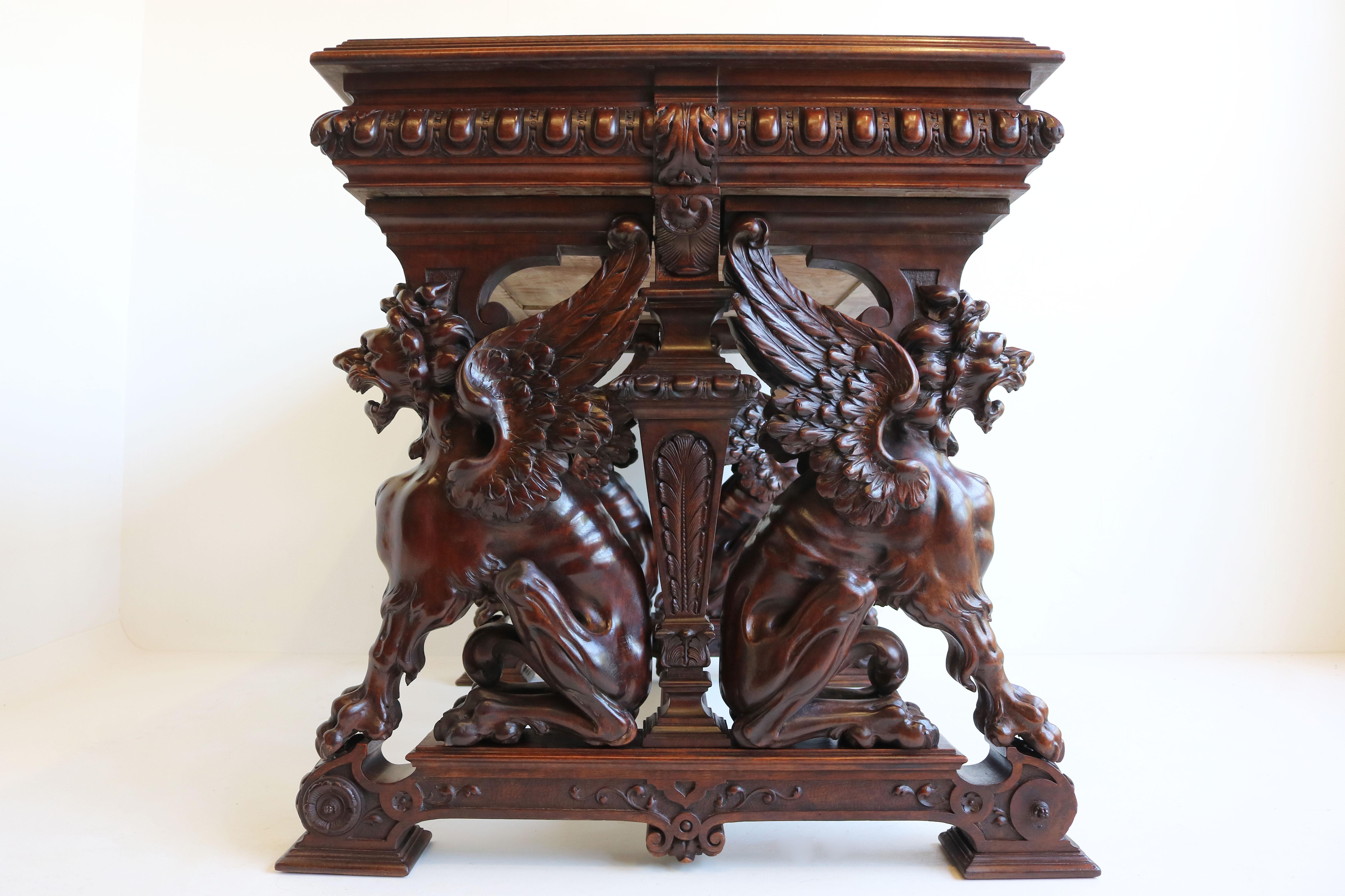 Table d'écriture / bureau français ancien du 19ème siècle en noyer sculpté de Victor Aimone en vente 3