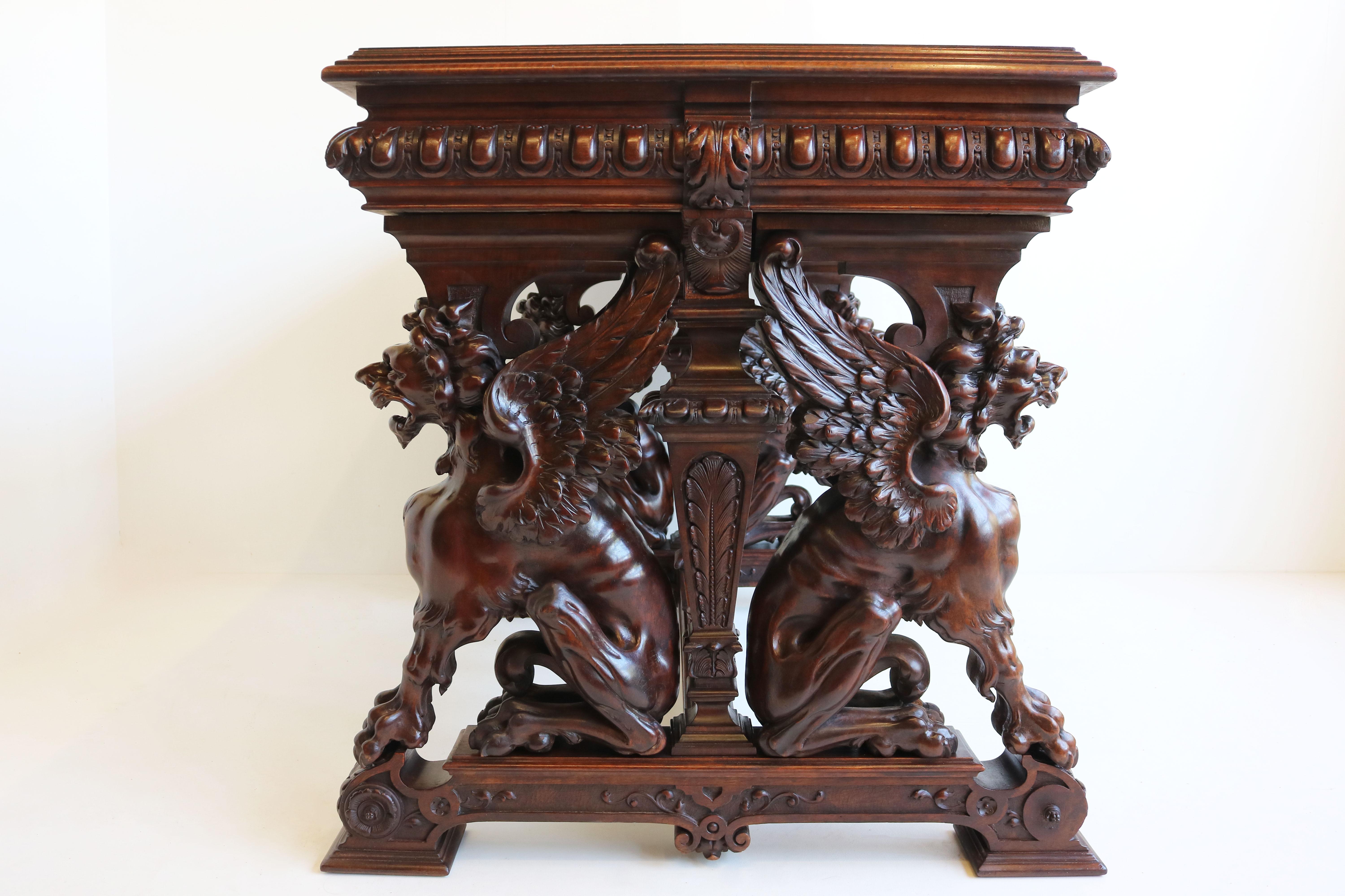 Table d'écriture / bureau français ancien du 19ème siècle en noyer sculpté de Victor Aimone en vente 4