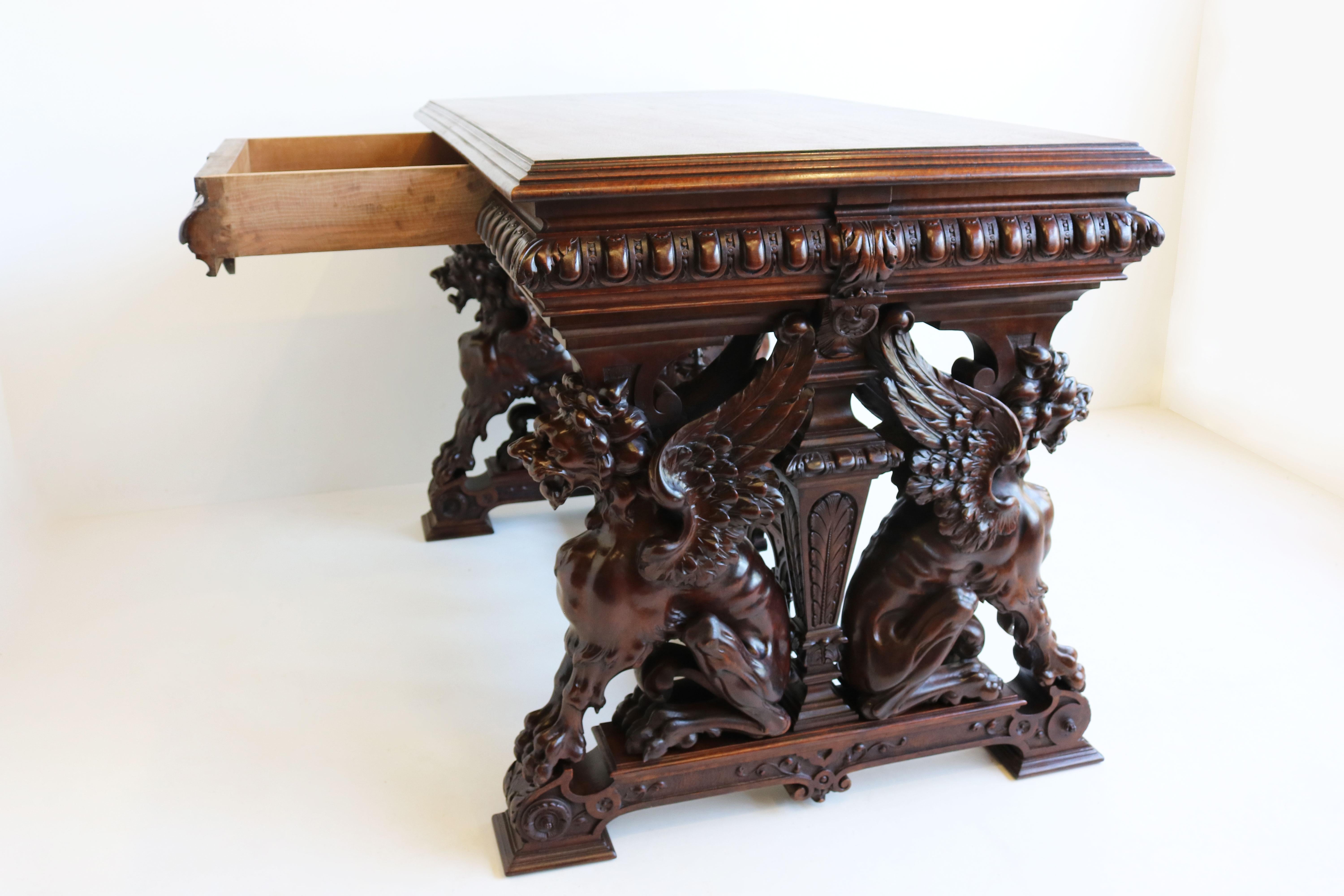 Table d'écriture / bureau français ancien du 19ème siècle en noyer sculpté de Victor Aimone en vente 5