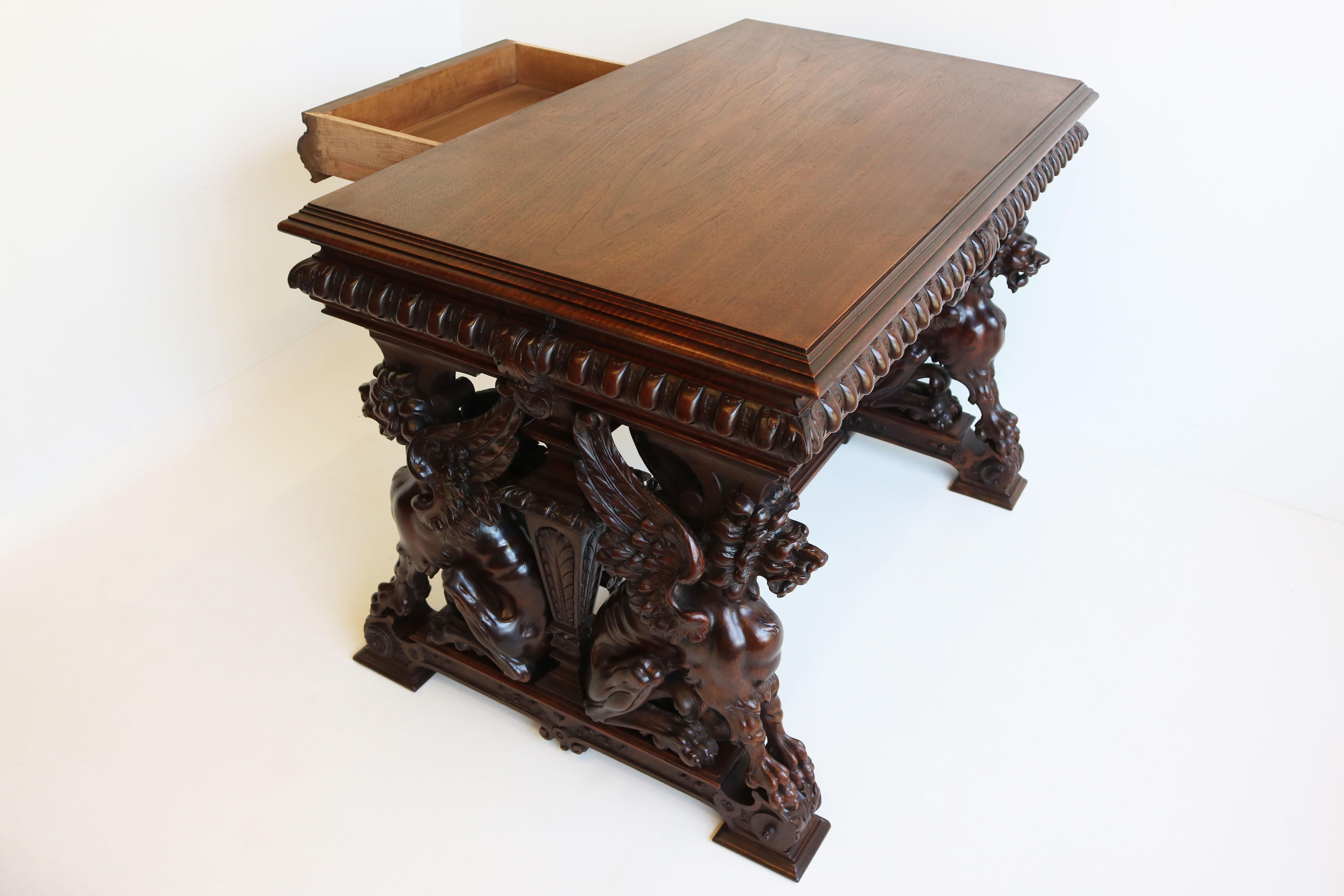 Table d'écriture / bureau français ancien du 19ème siècle en noyer sculpté de Victor Aimone en vente 6