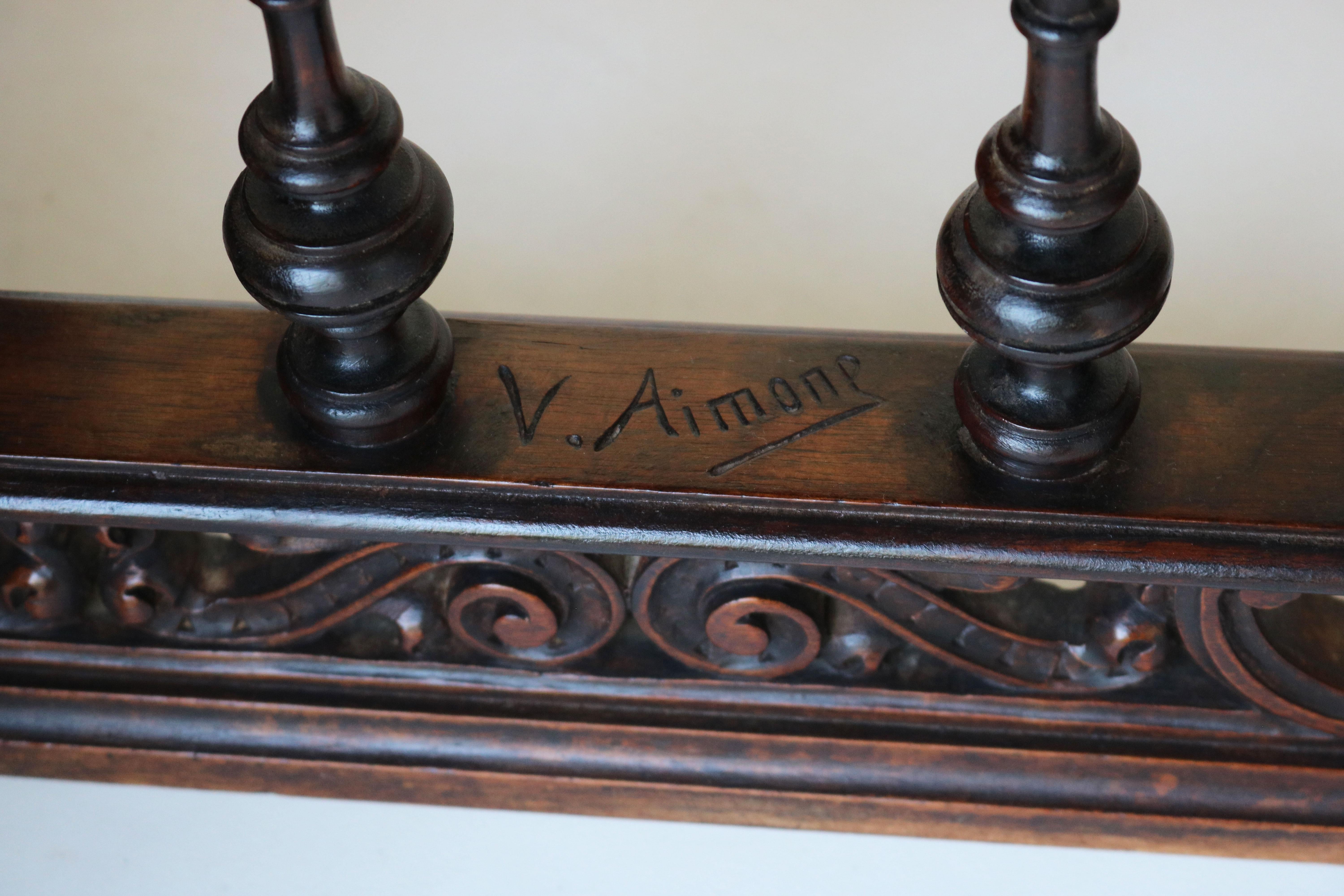 Table d'écriture / bureau français ancien du 19ème siècle en noyer sculpté de Victor Aimone en vente 10