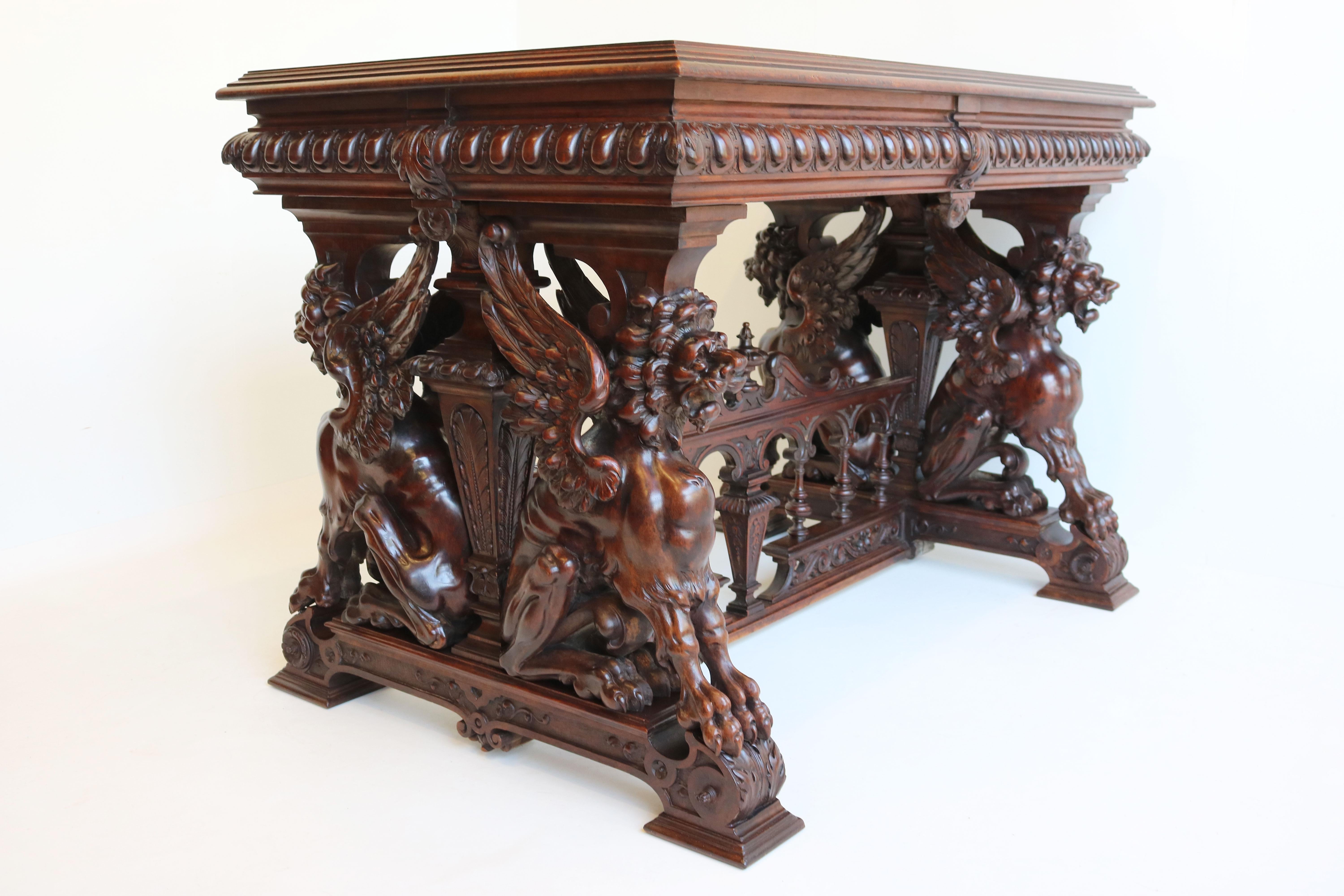 Noyer Table d'écriture / bureau français ancien du 19ème siècle en noyer sculpté de Victor Aimone en vente