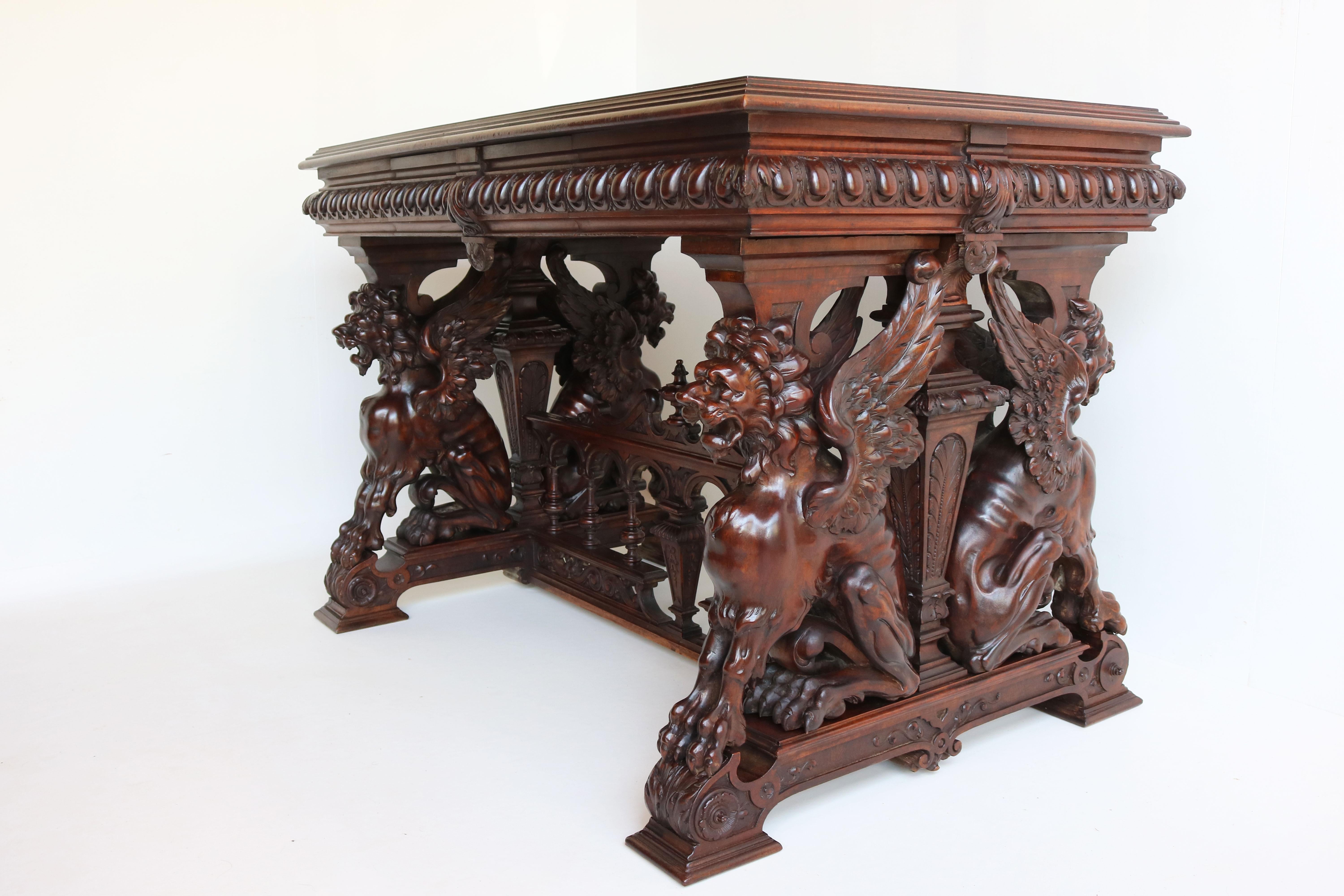Table d'écriture / bureau français ancien du 19ème siècle en noyer sculpté de Victor Aimone en vente 1