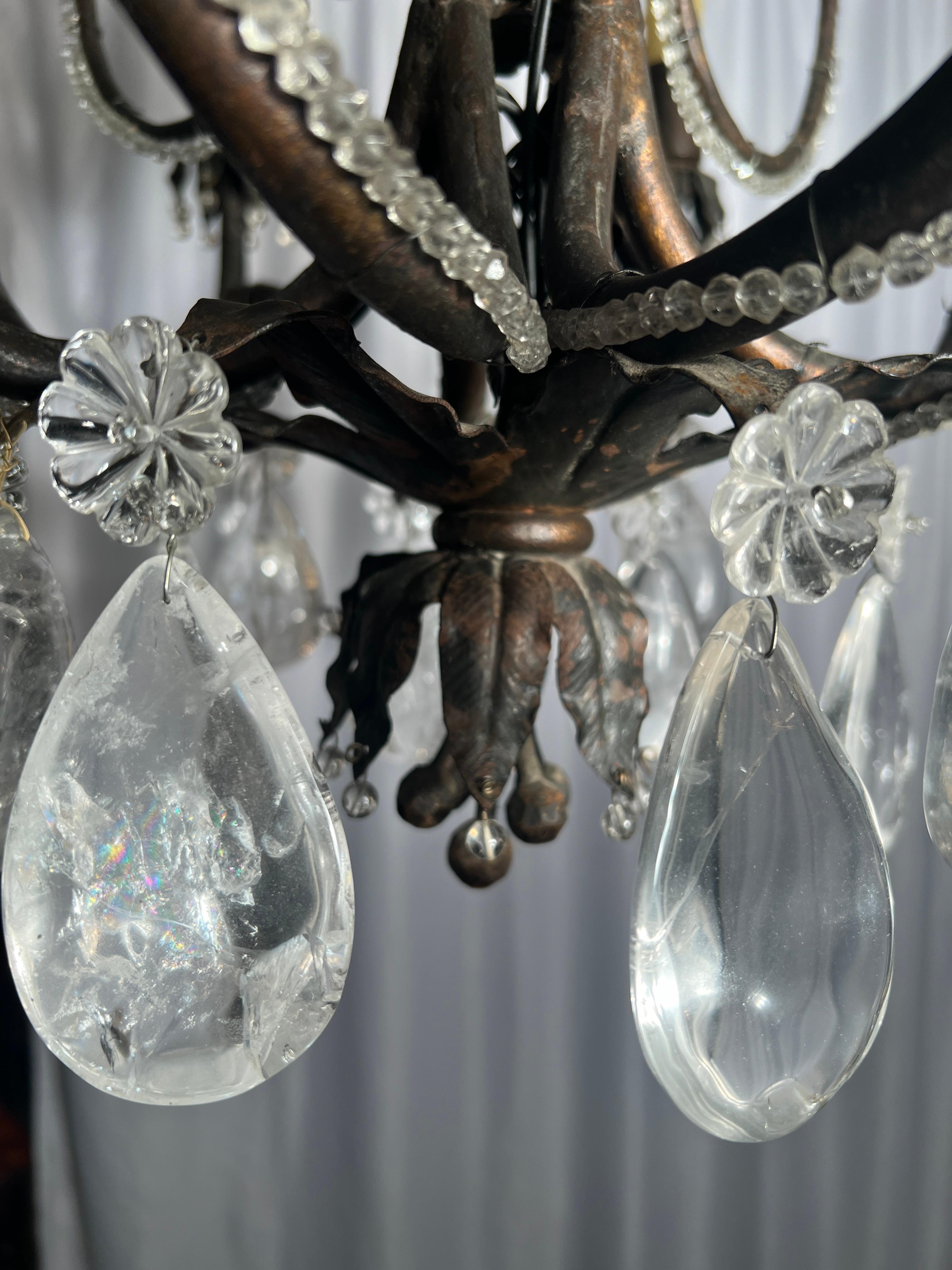 Lustre ancien en fer forgé français du 19ème siècle avec des prismes en cristal de roche. Bon état - En vente à New Orleans, LA