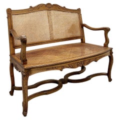 Ancienne banquette provinciale française Louis XV du 19ème siècle en bois fruitier canné