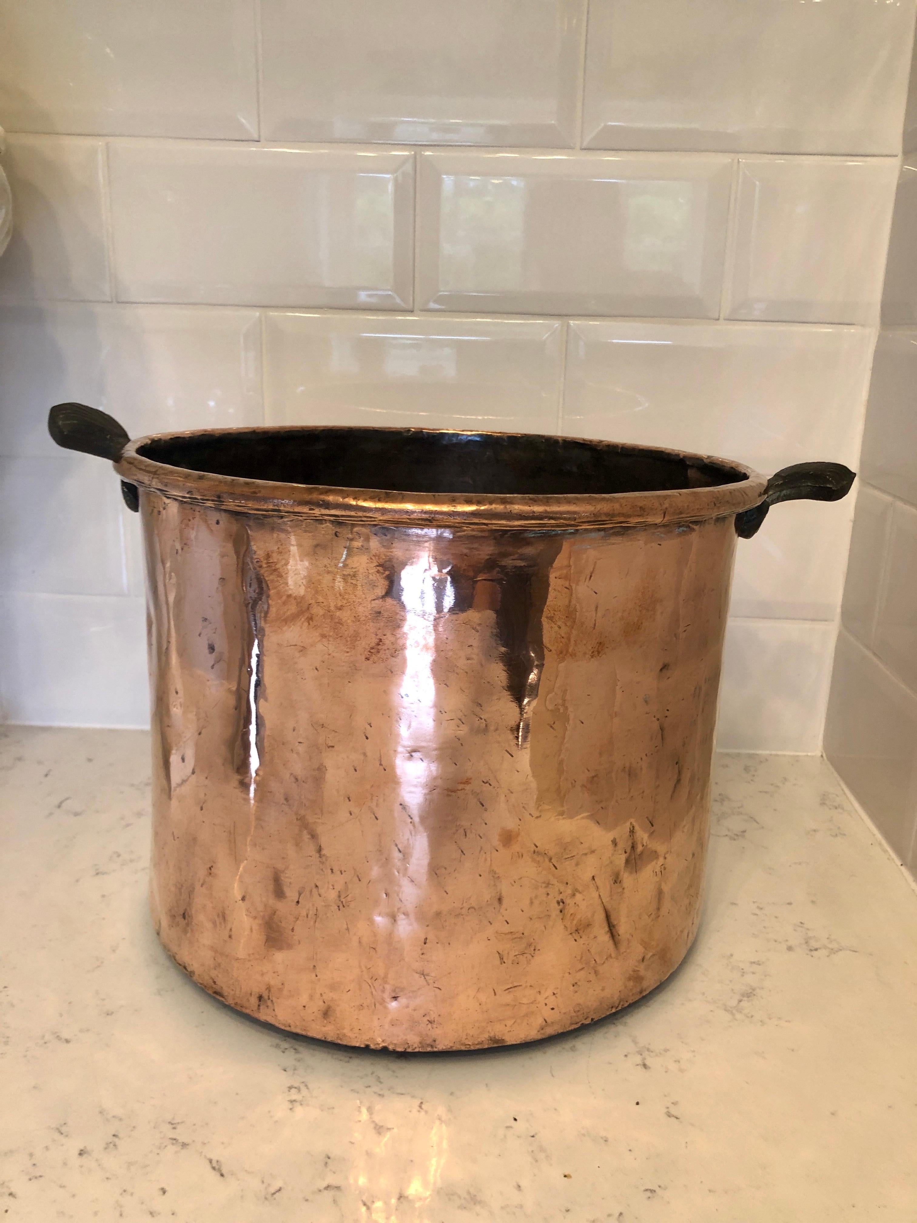 Antique 19th century George III large antique copper pot with original carrying handles to the side. 

A wonderful quality pot which makes a lovely decorative piece.

 