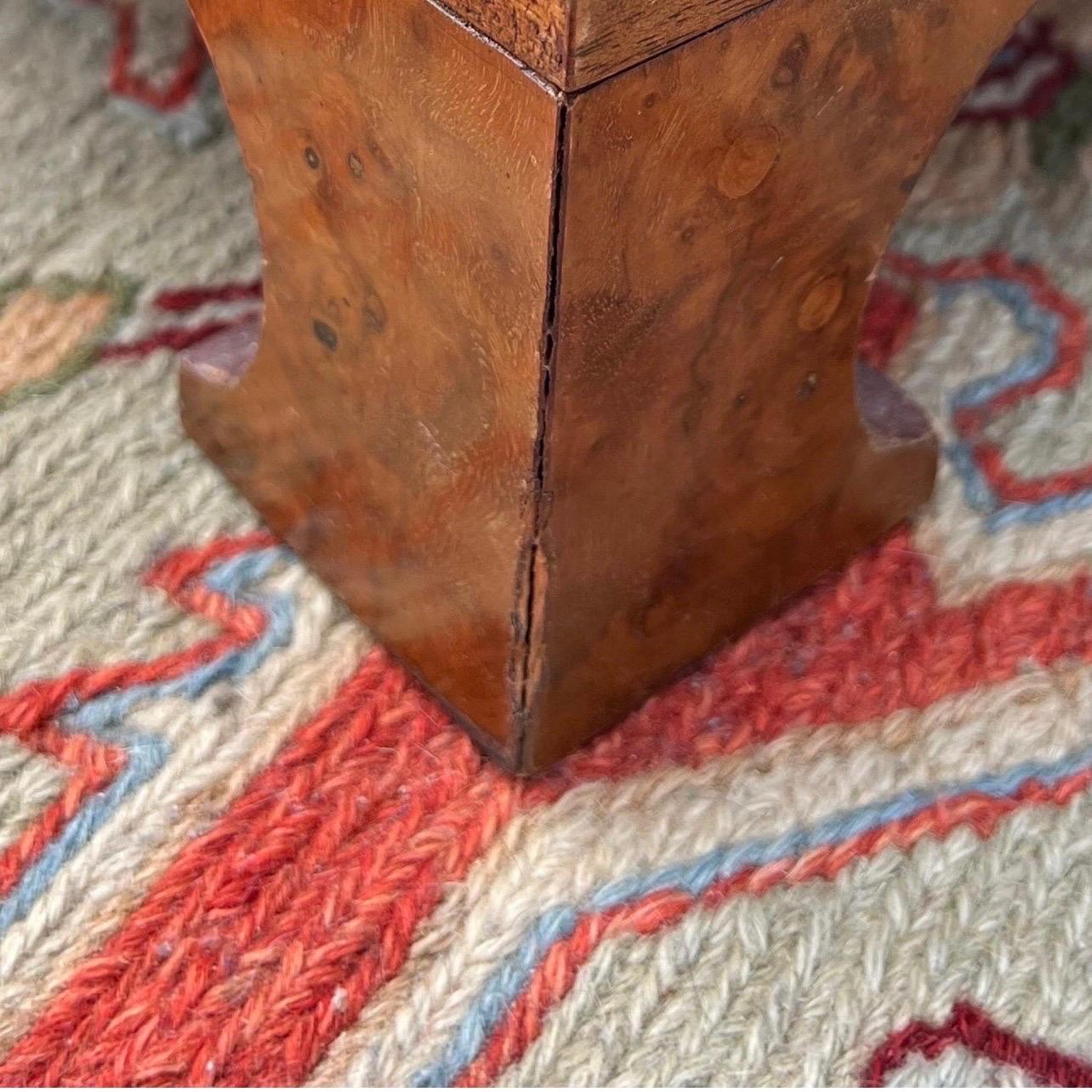 Ancienne Petite commode à 4 tiroirs en ronce et noyer de style géorgien du 19e siècle Bon état - En vente à Charleston, SC