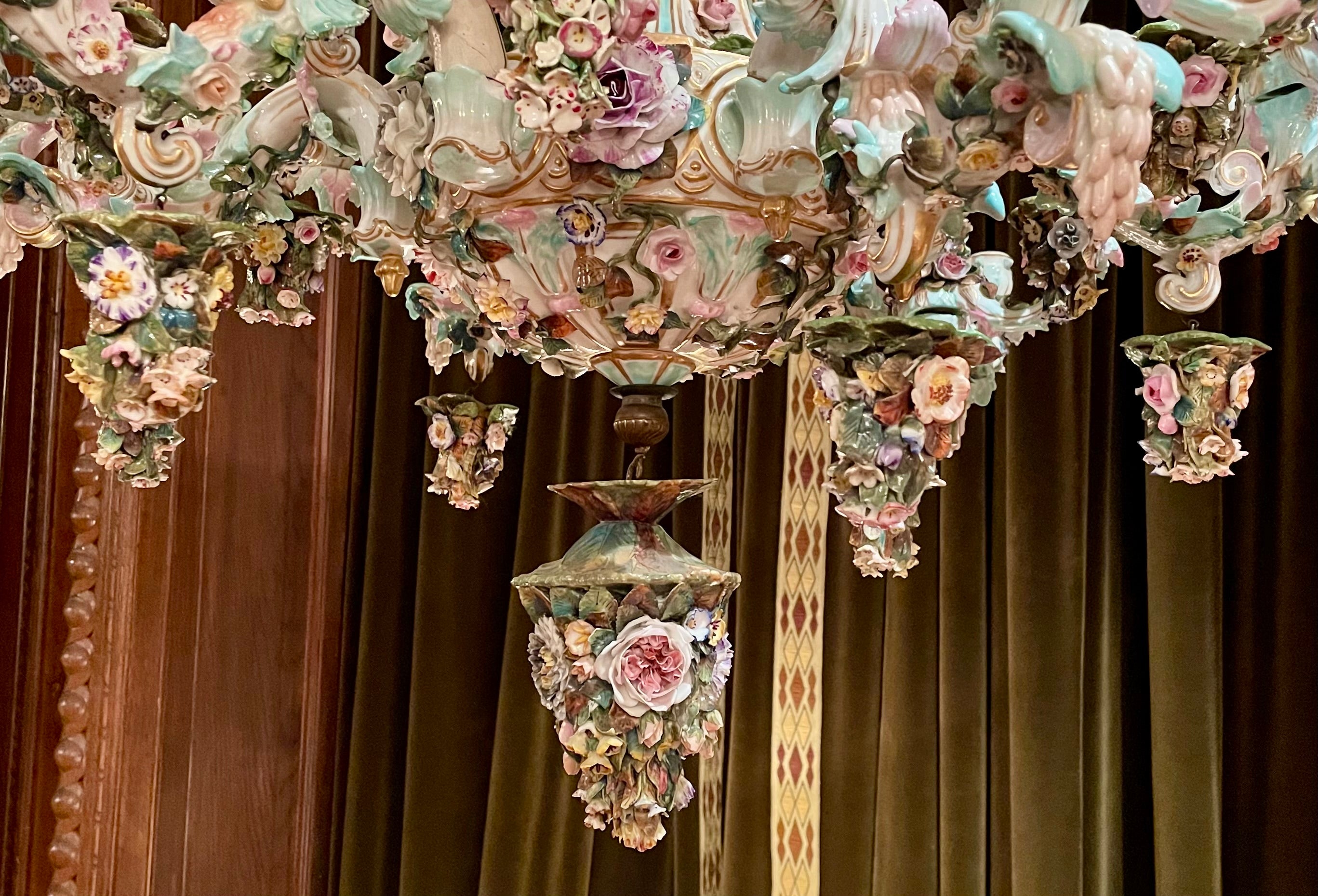 Tedesco Antico lampadario in porcellana di Dresden del XIX secolo. in vendita