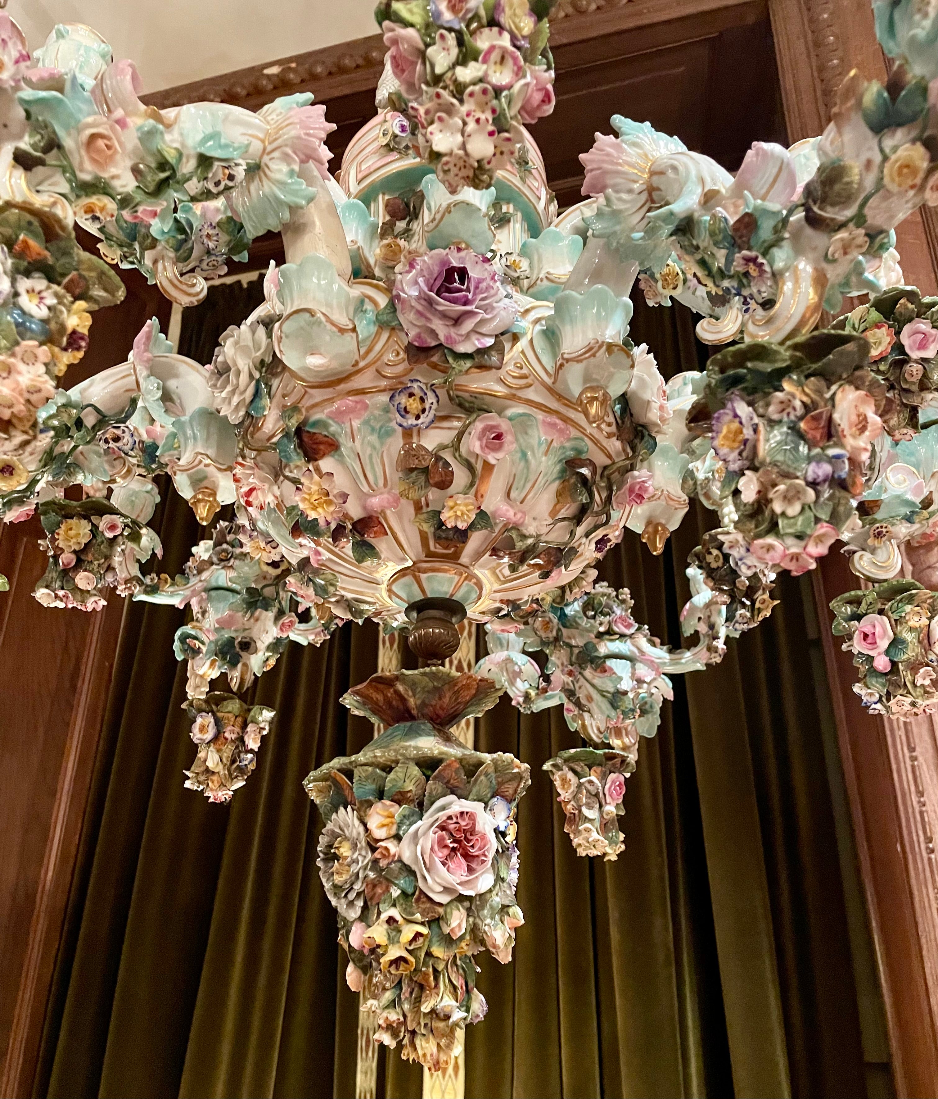 Antico lampadario in porcellana di Dresden del XIX secolo. In condizioni buone in vendita a New Orleans, LA