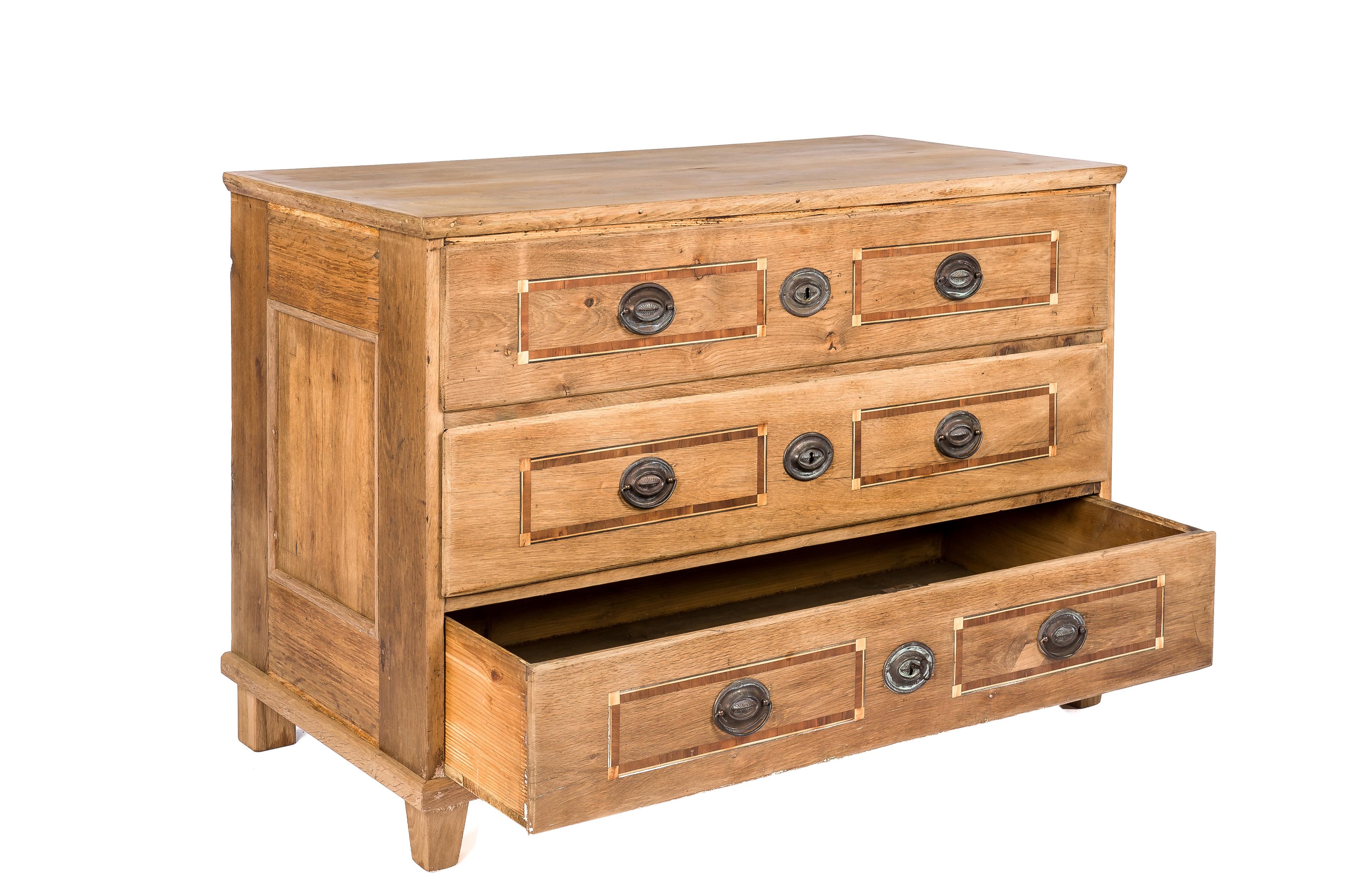 Antique 19th-century german empire oak and pine inlaid three drawer commode In Good Condition For Sale In Casteren, NL