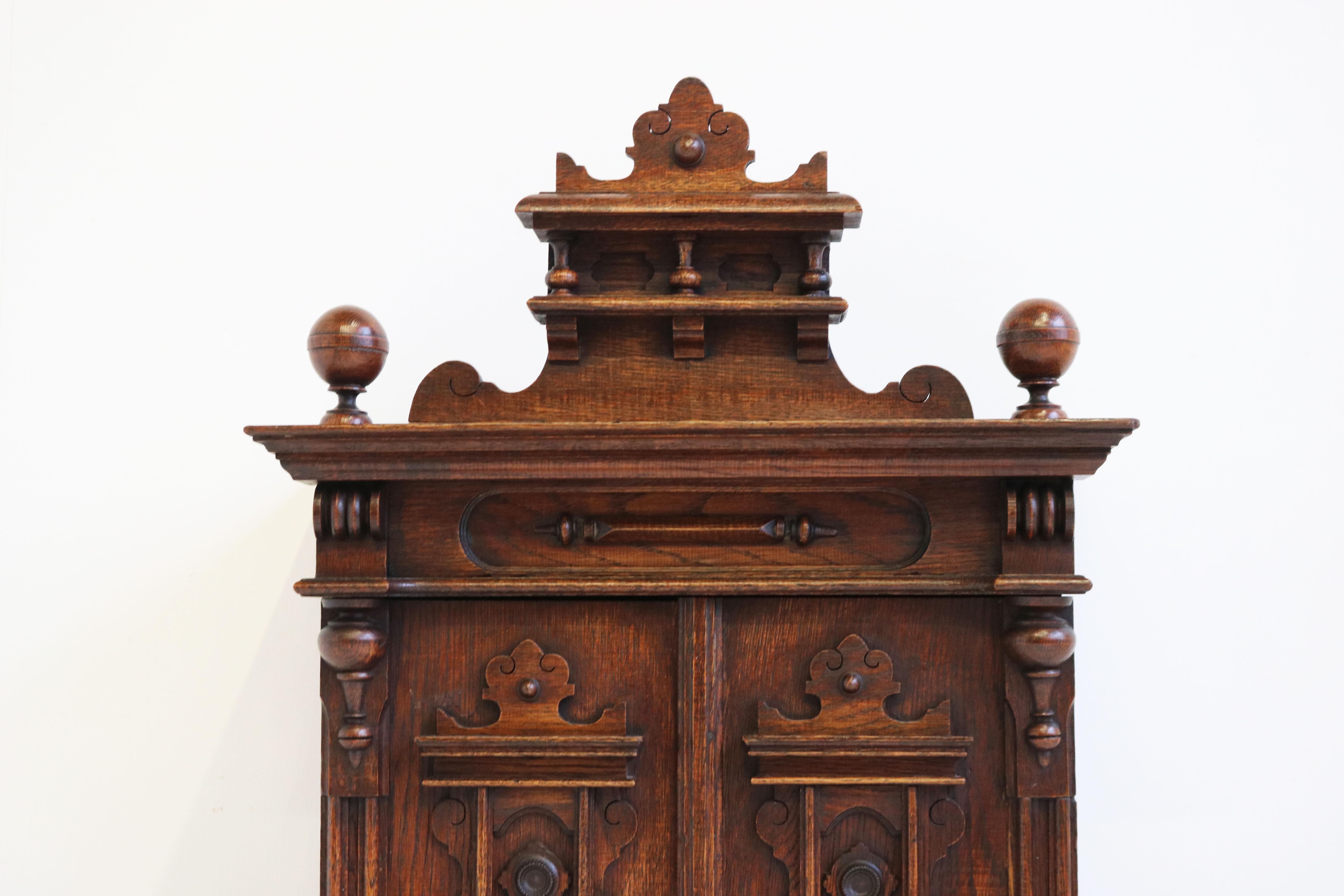 Magnificent and very rare Gründerzeit wall cabinet handmade from European oak. 
Striking German design from the 1880s made with exquisite craftsmanship. 
Solid oak and original oak veneer with marvelous patina 
This wonderful piece of furniture