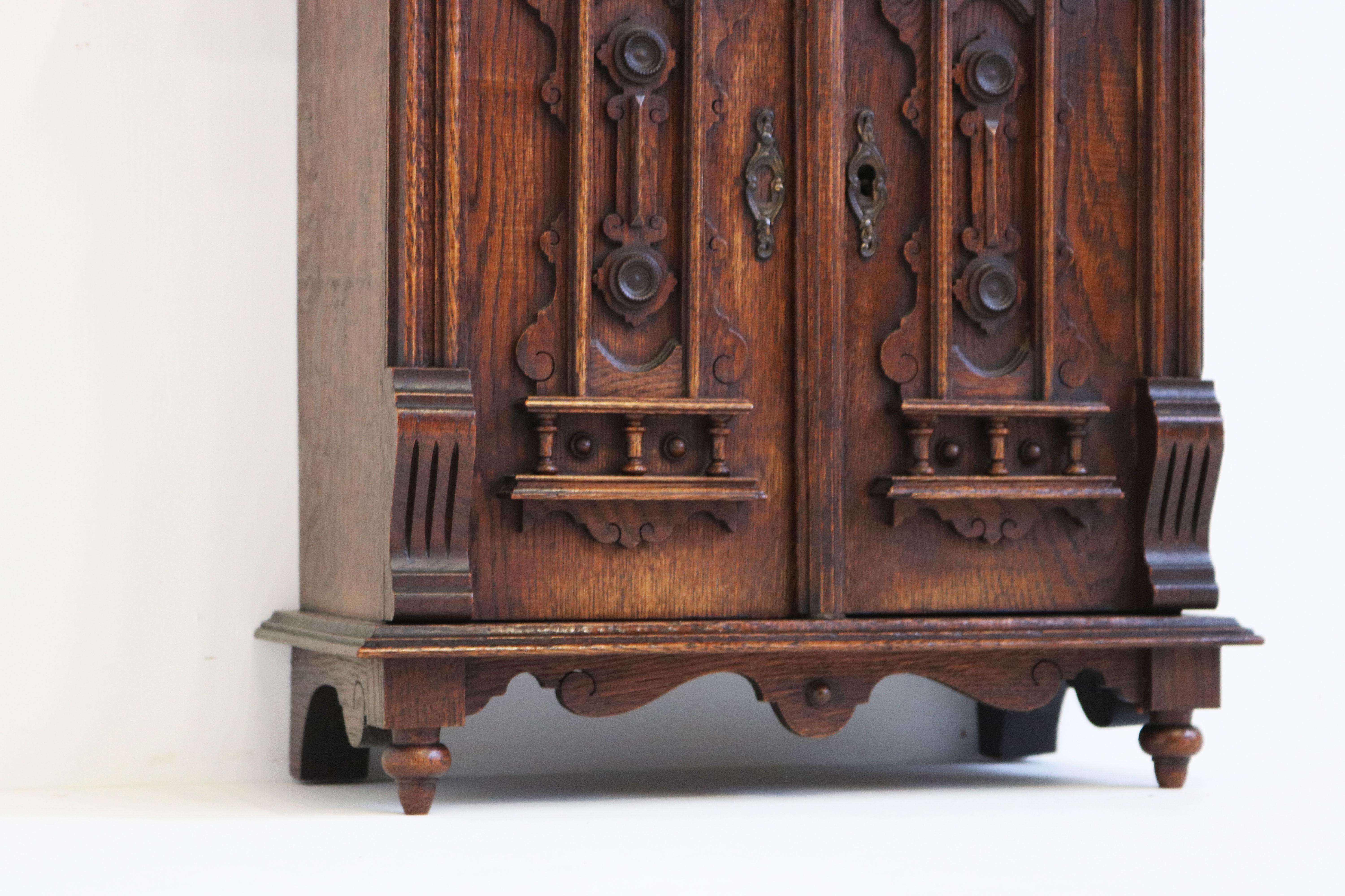 Antique 19th Century German Grunderzeit Wall Cabinet / Small Cabinet Carved Oak In Good Condition For Sale In Ijzendijke, NL